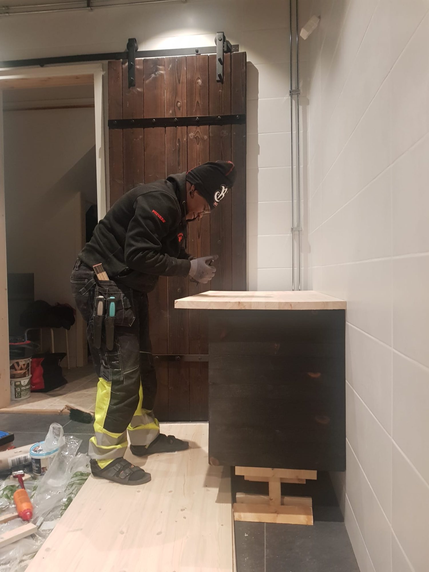 Kylpyhuoneen kalusteet poltetusta puusta