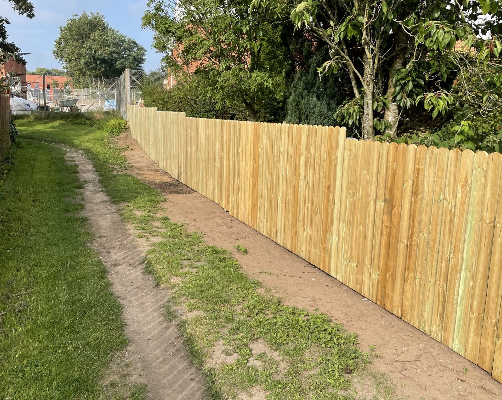 Lodret hegn med rundede toppe