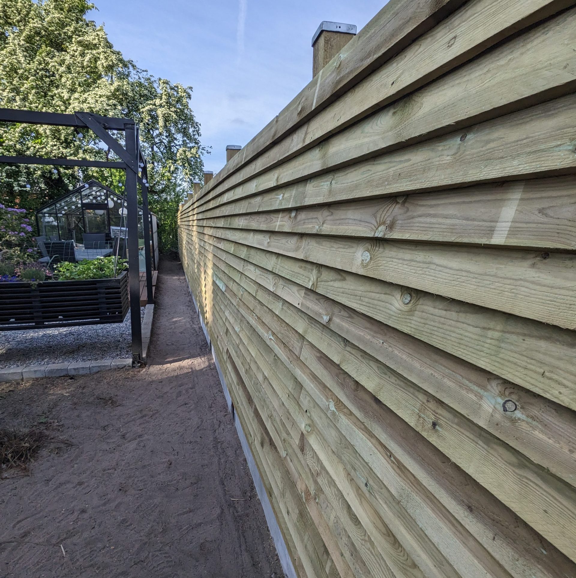 Lauta-aita ja betonilevyt