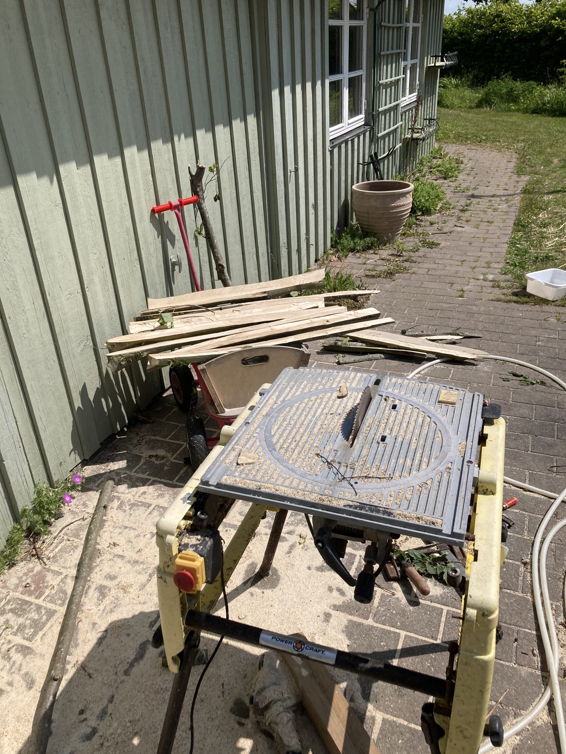 Trädgårdsgrind till hasselstaket