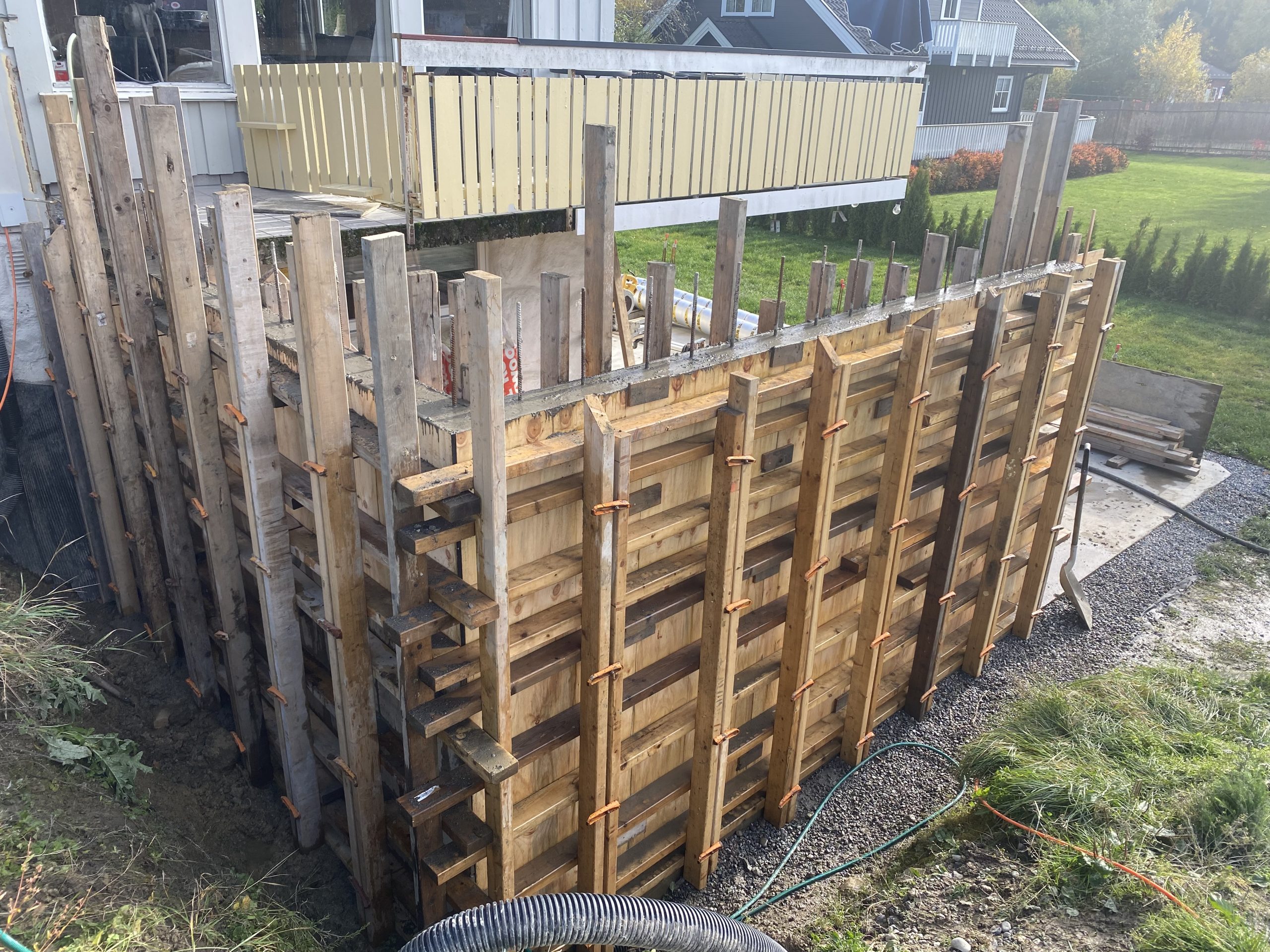 Veranda med understøttende betonvæg