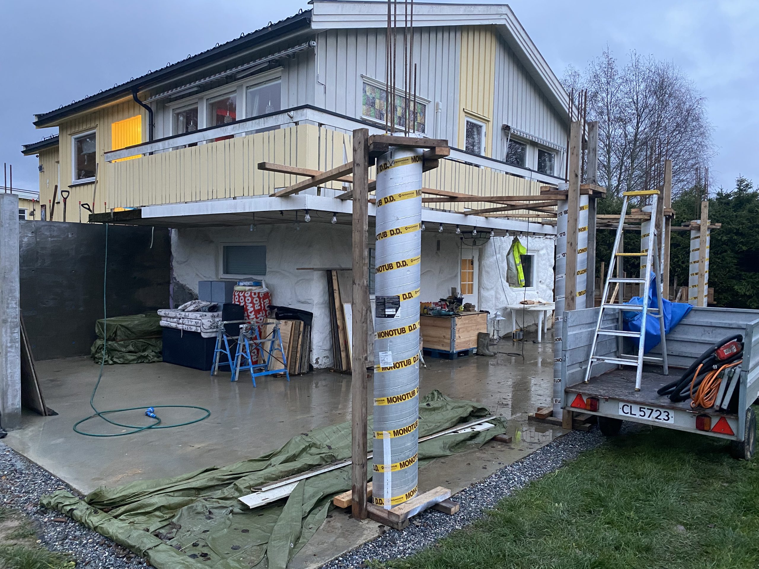 Veranda med understøttende betonvæg