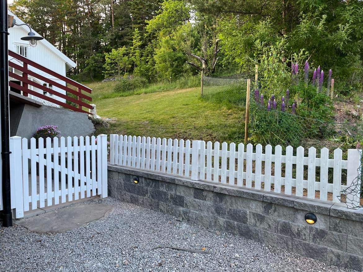 Entréparti med staket