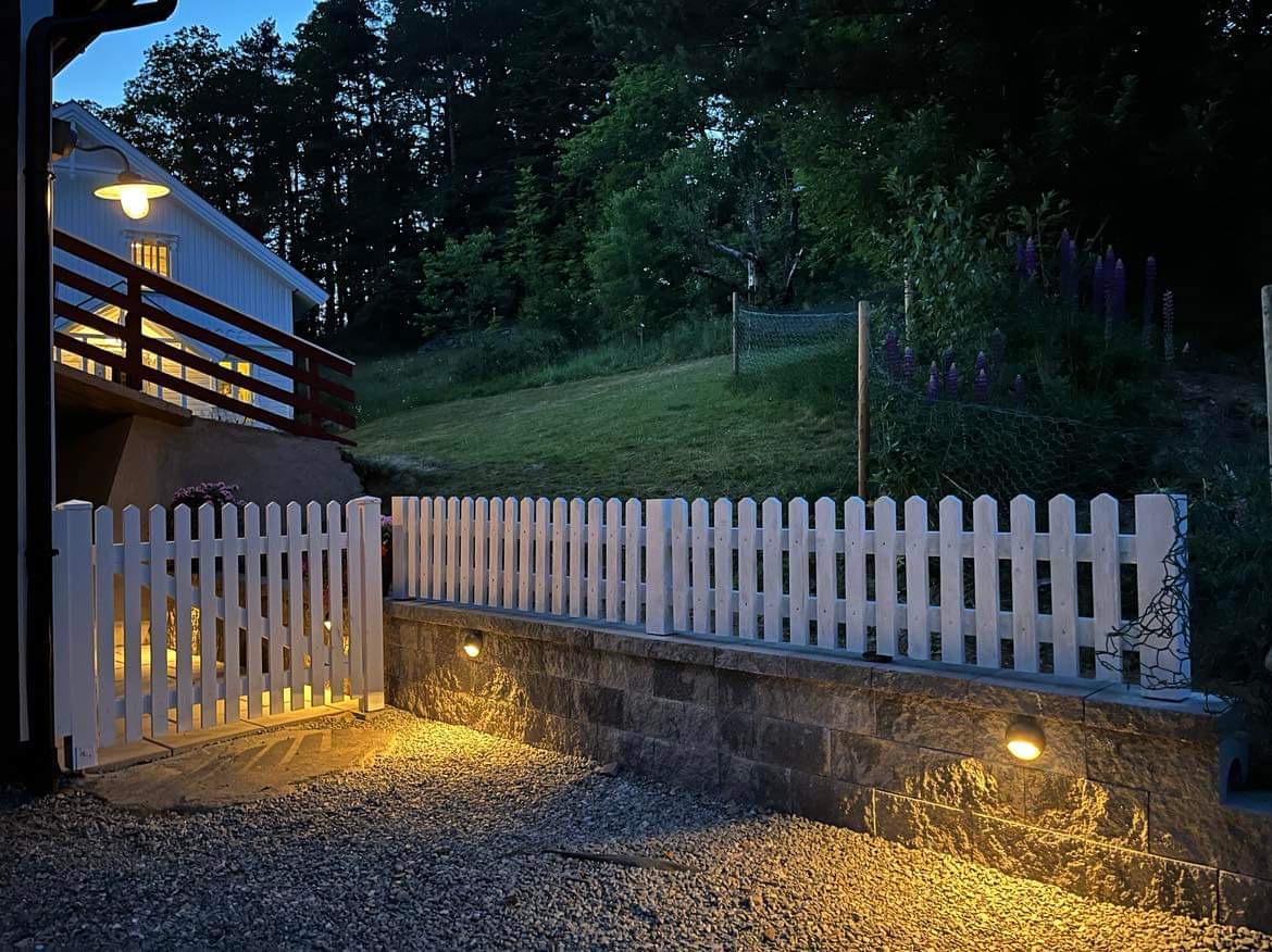 Entréparti med staket