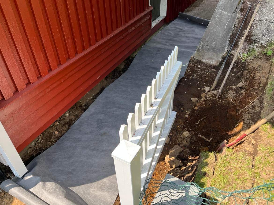 Entréparti med staket