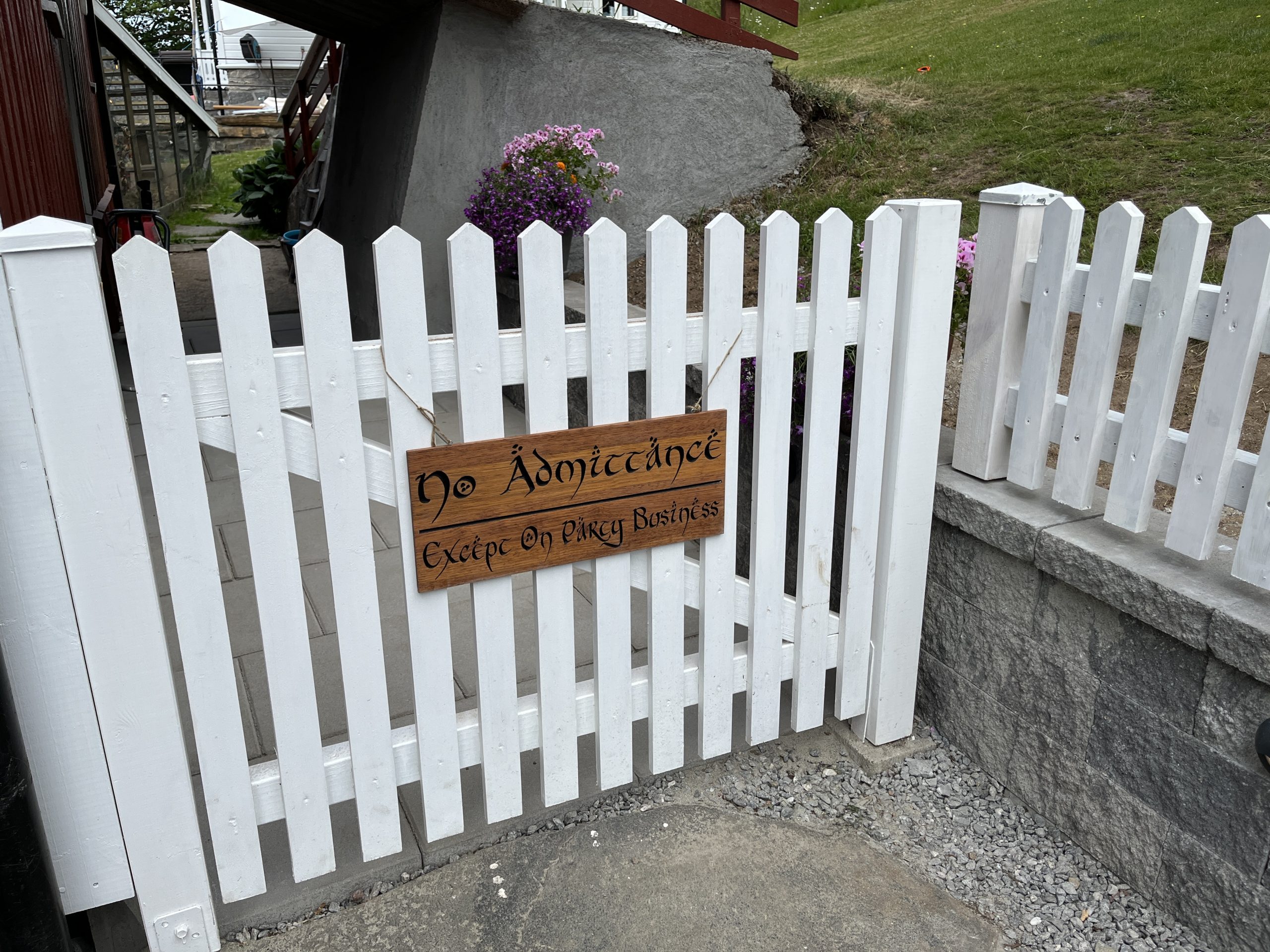 Entréparti med staket