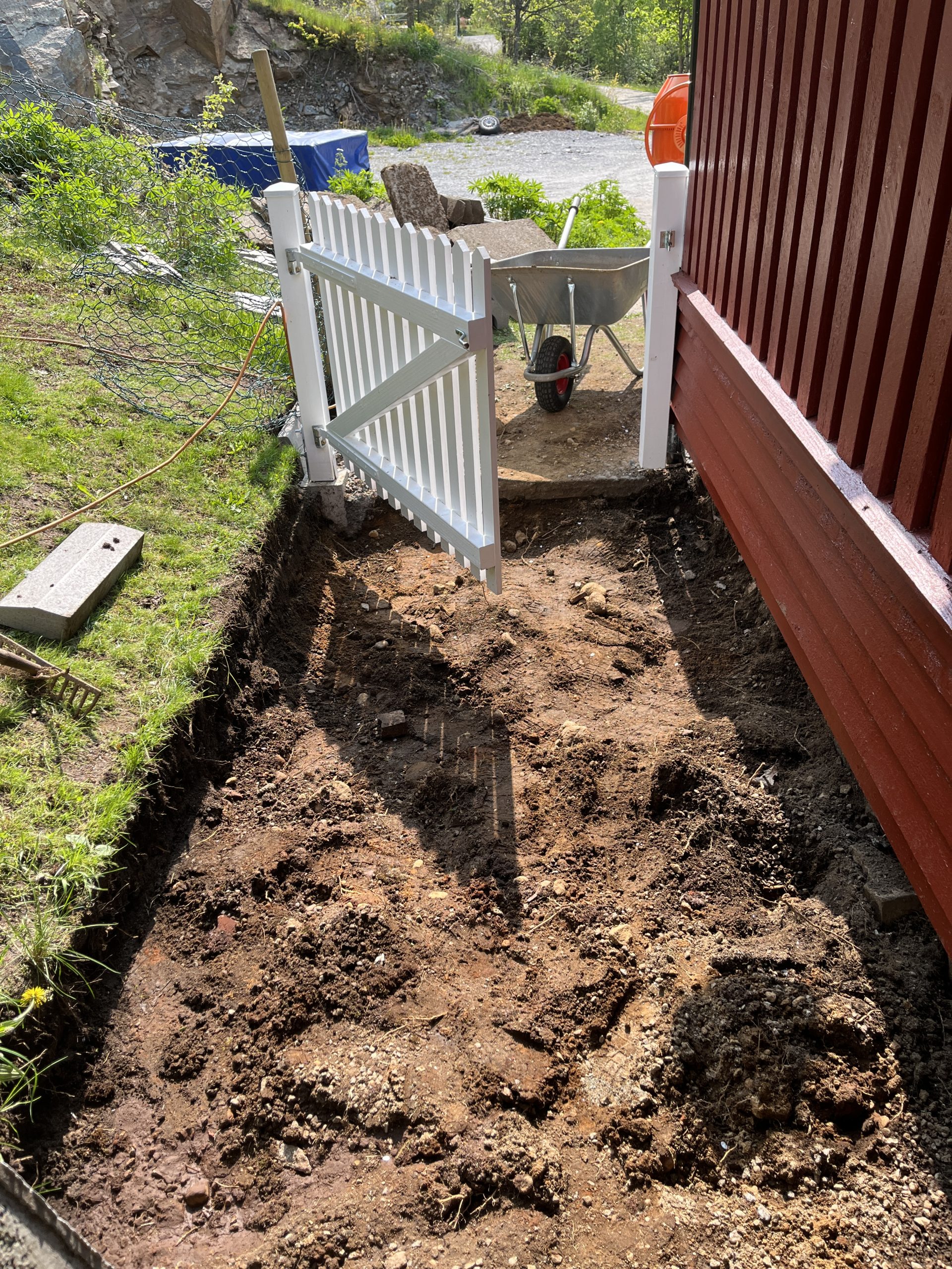 Entréparti med staket