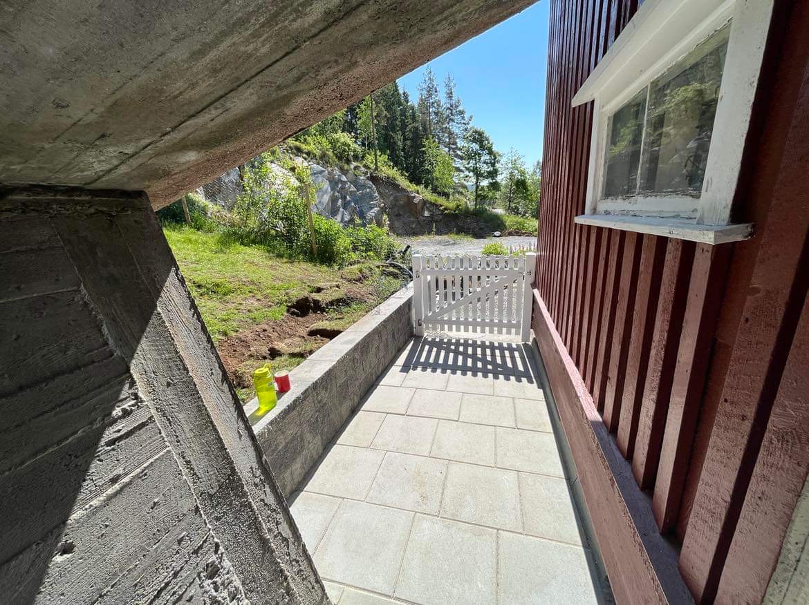 Entréparti med staket