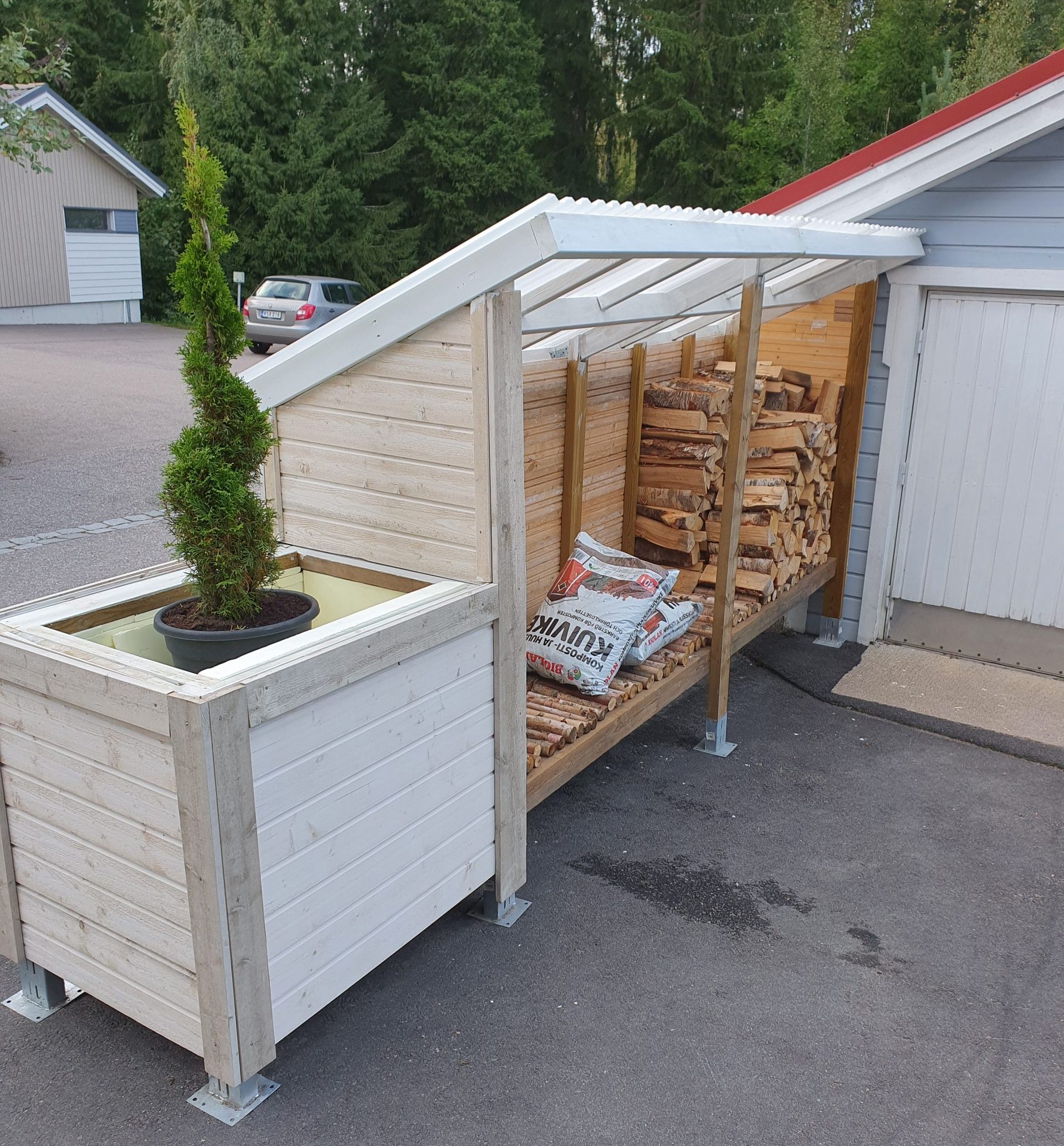 Hegn med opbevaring til brænde