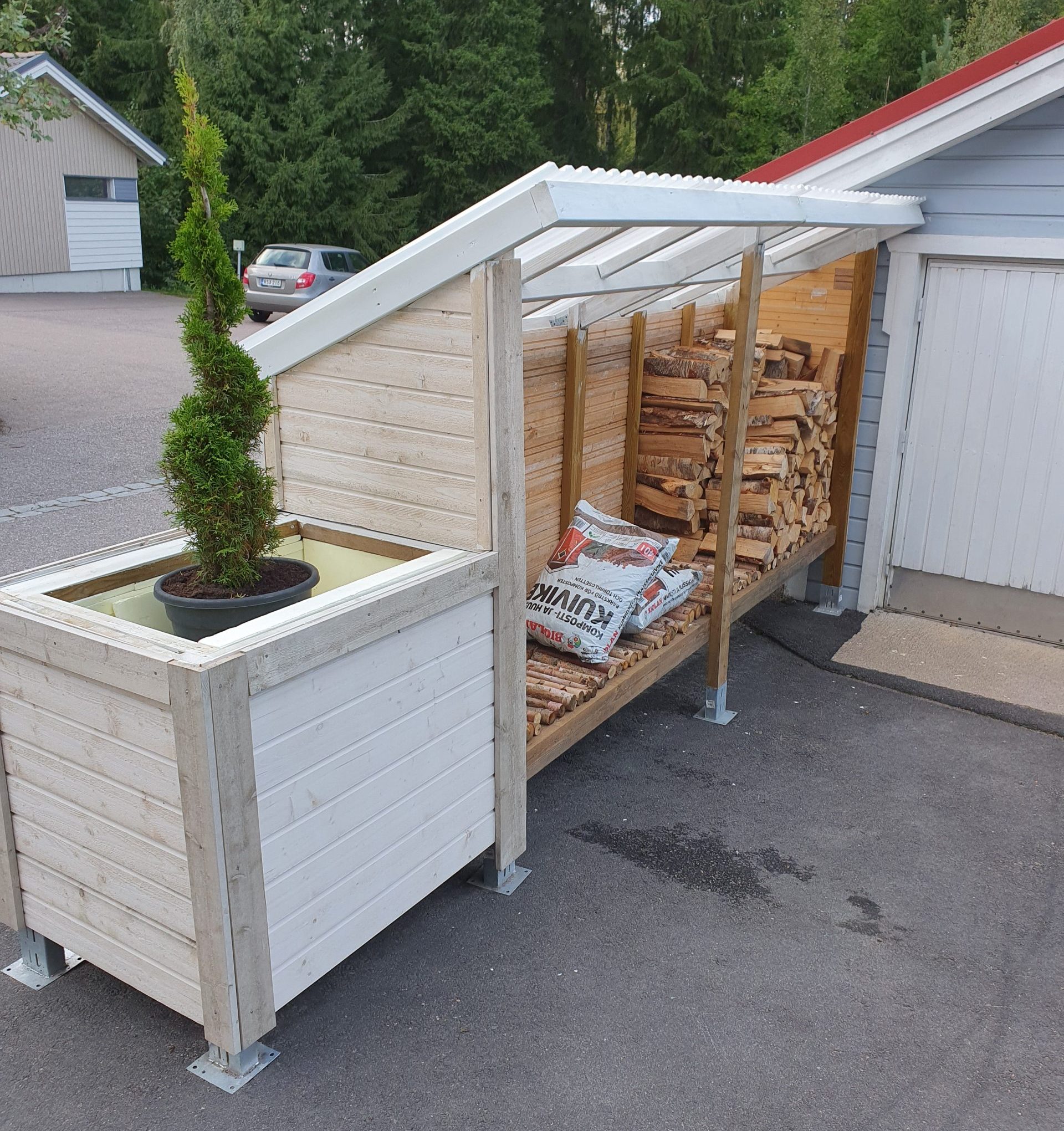 Plank med vedförvaring