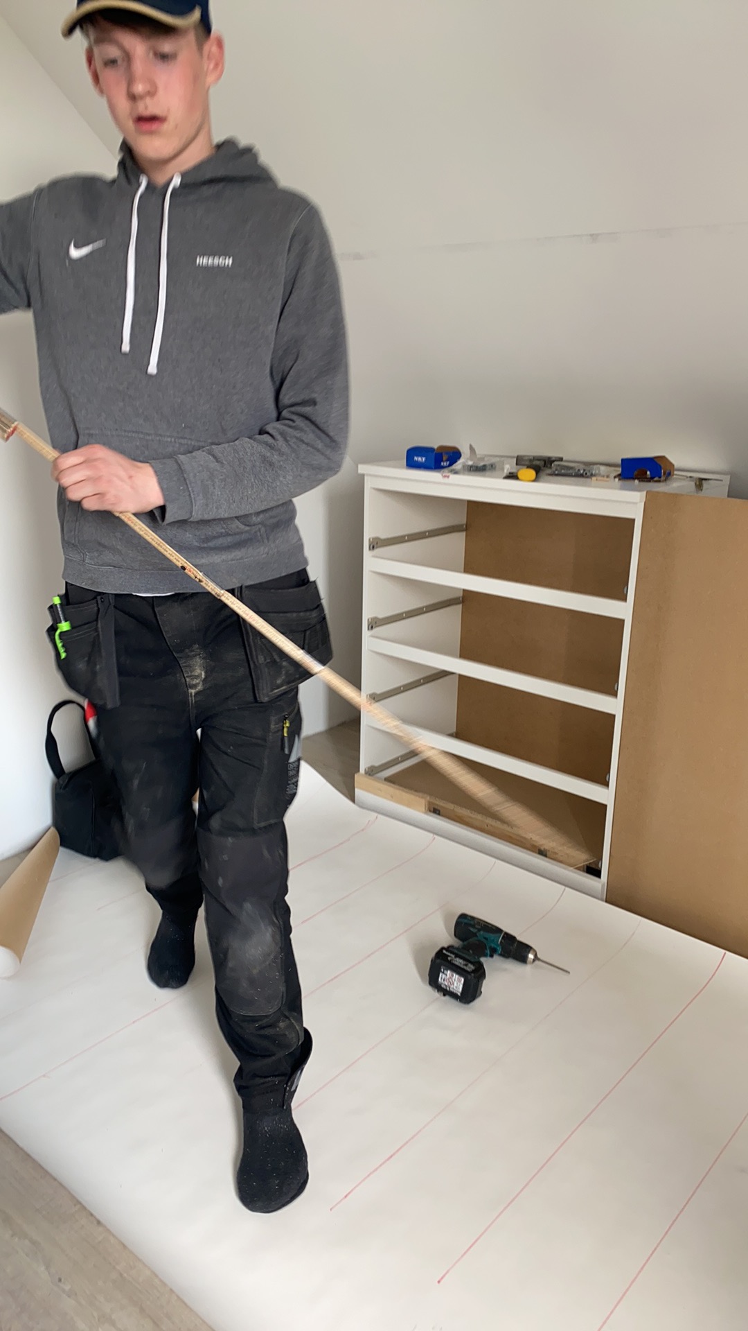 Stor walk-in-garderobe med skap i kneloftet