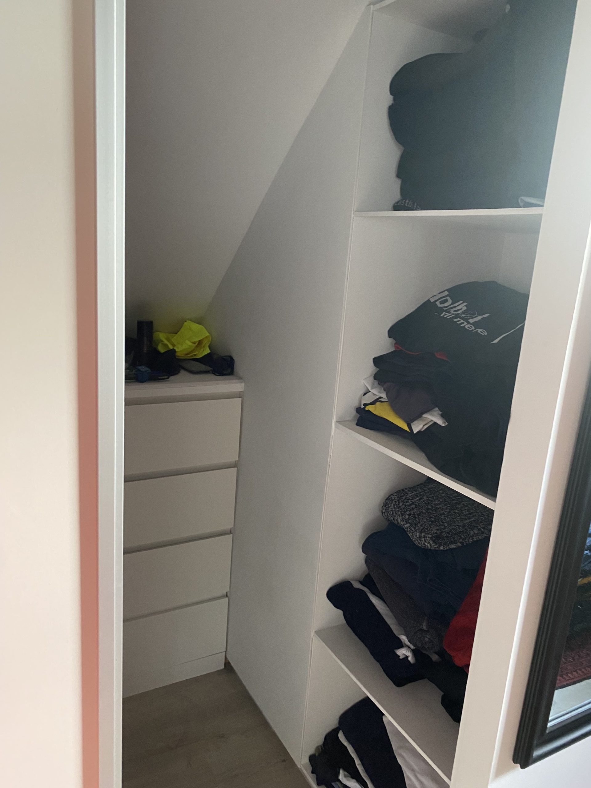 Stor walk-in-garderobe med skap i kneloftet