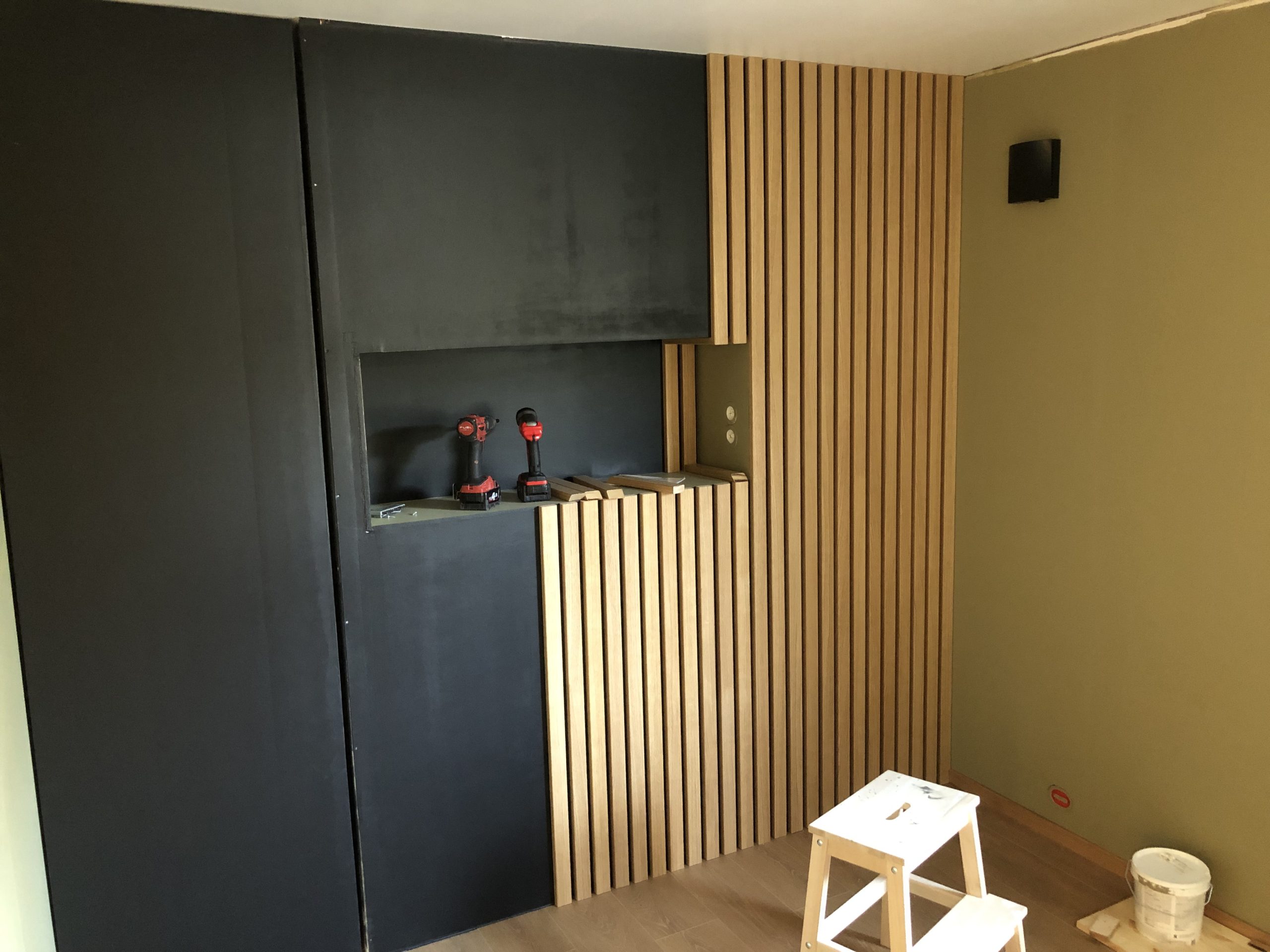 Walk-in closet med listekledning