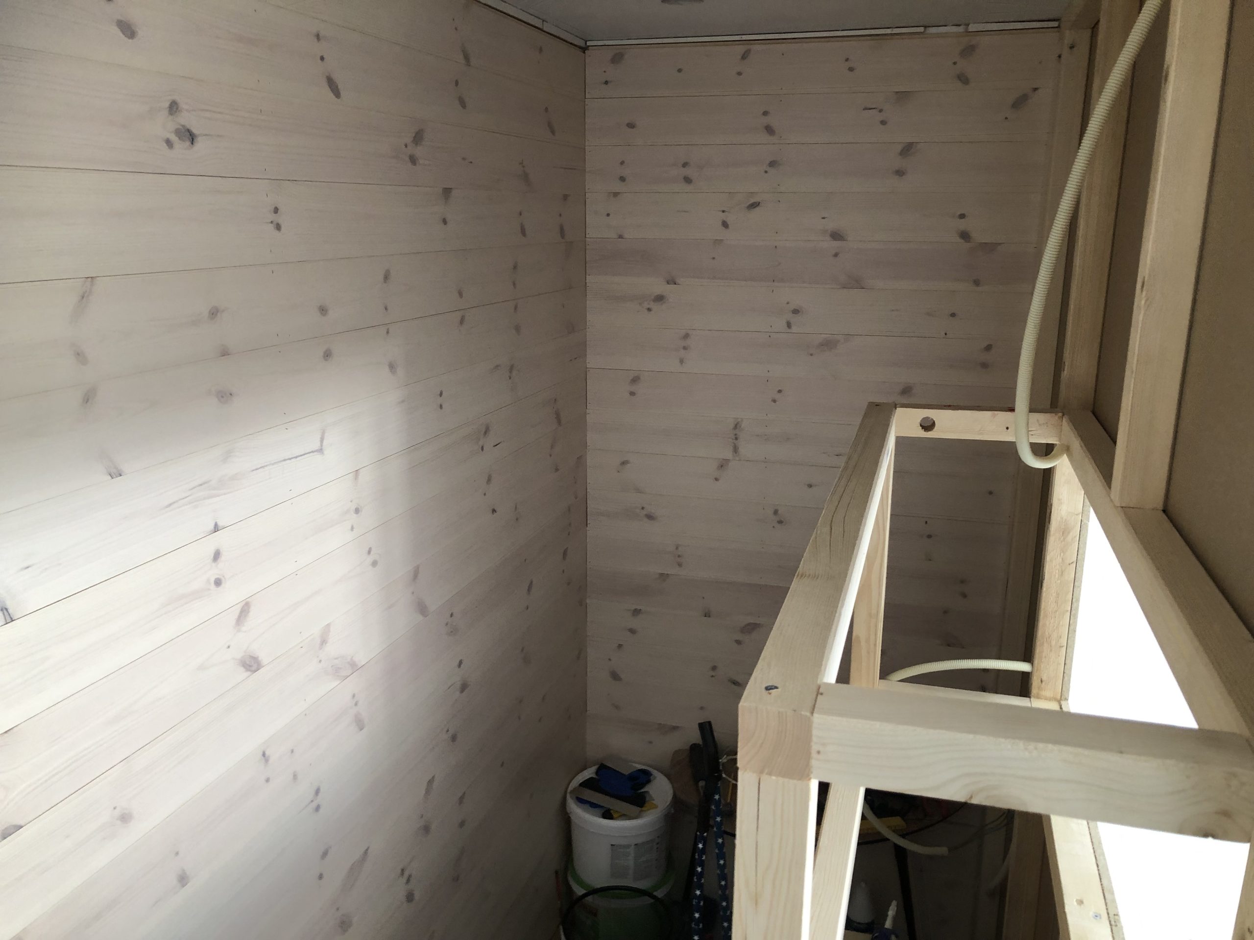 Walk-in closet med listekledning