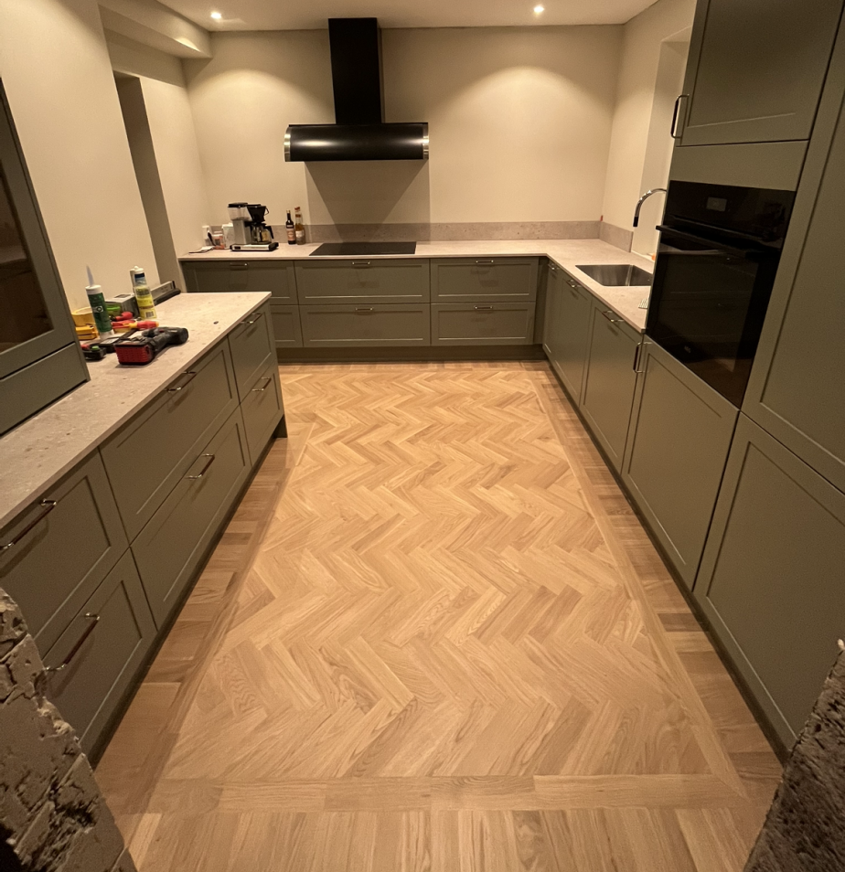 Innrammet fiskebeinsparkett