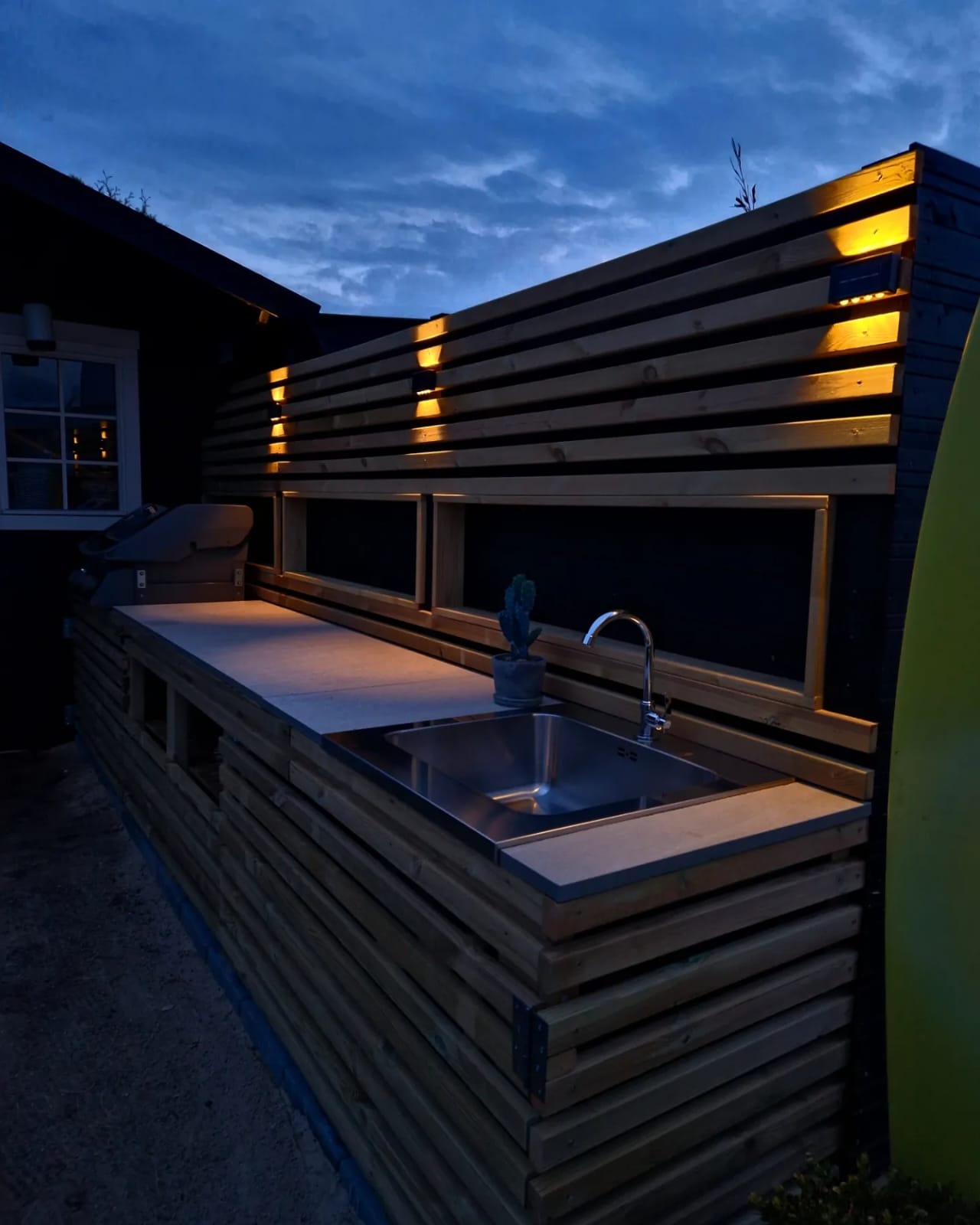 Utekjøkken med listekledning