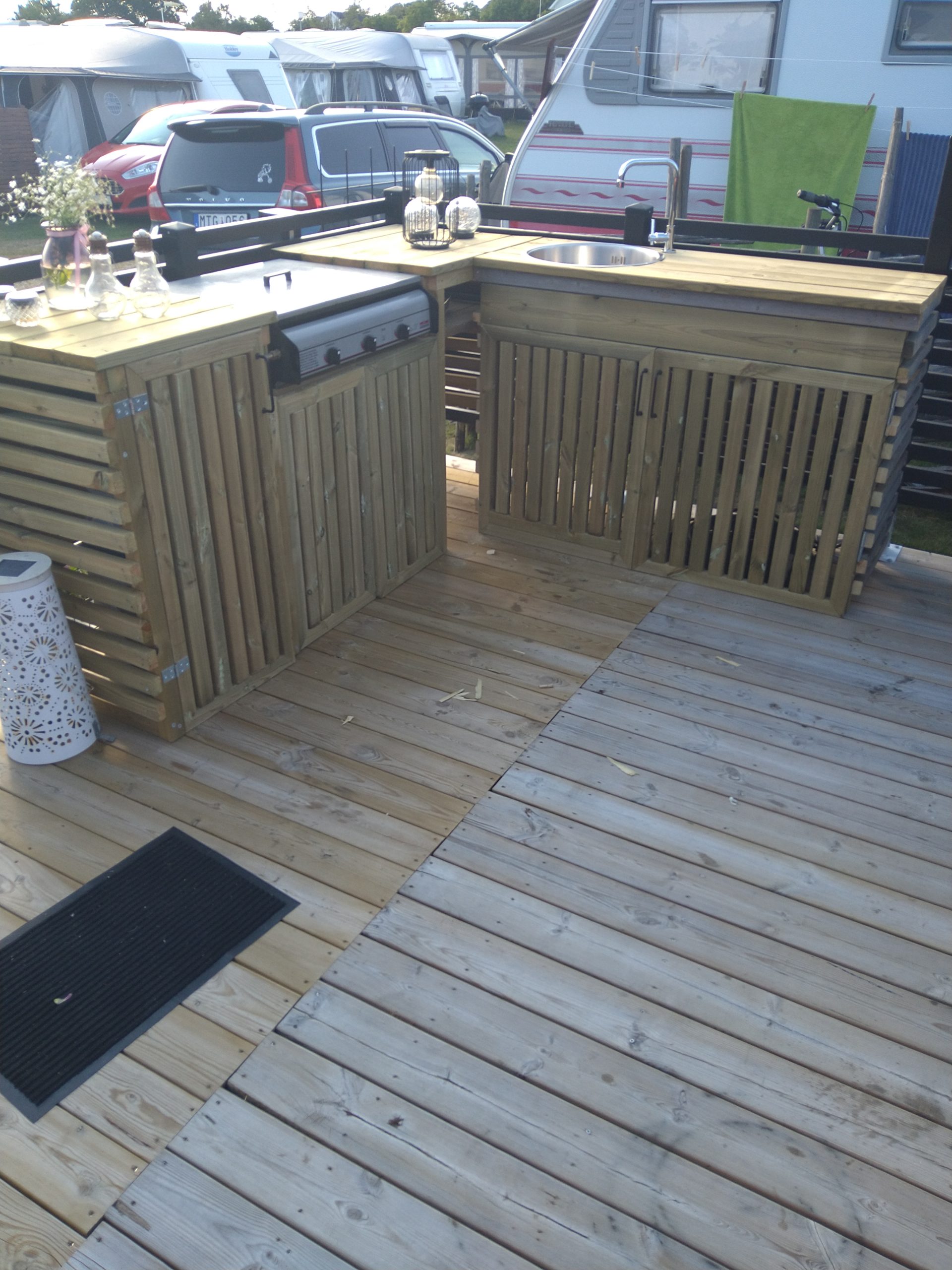 Enkelt utekjøkken med grill og vask