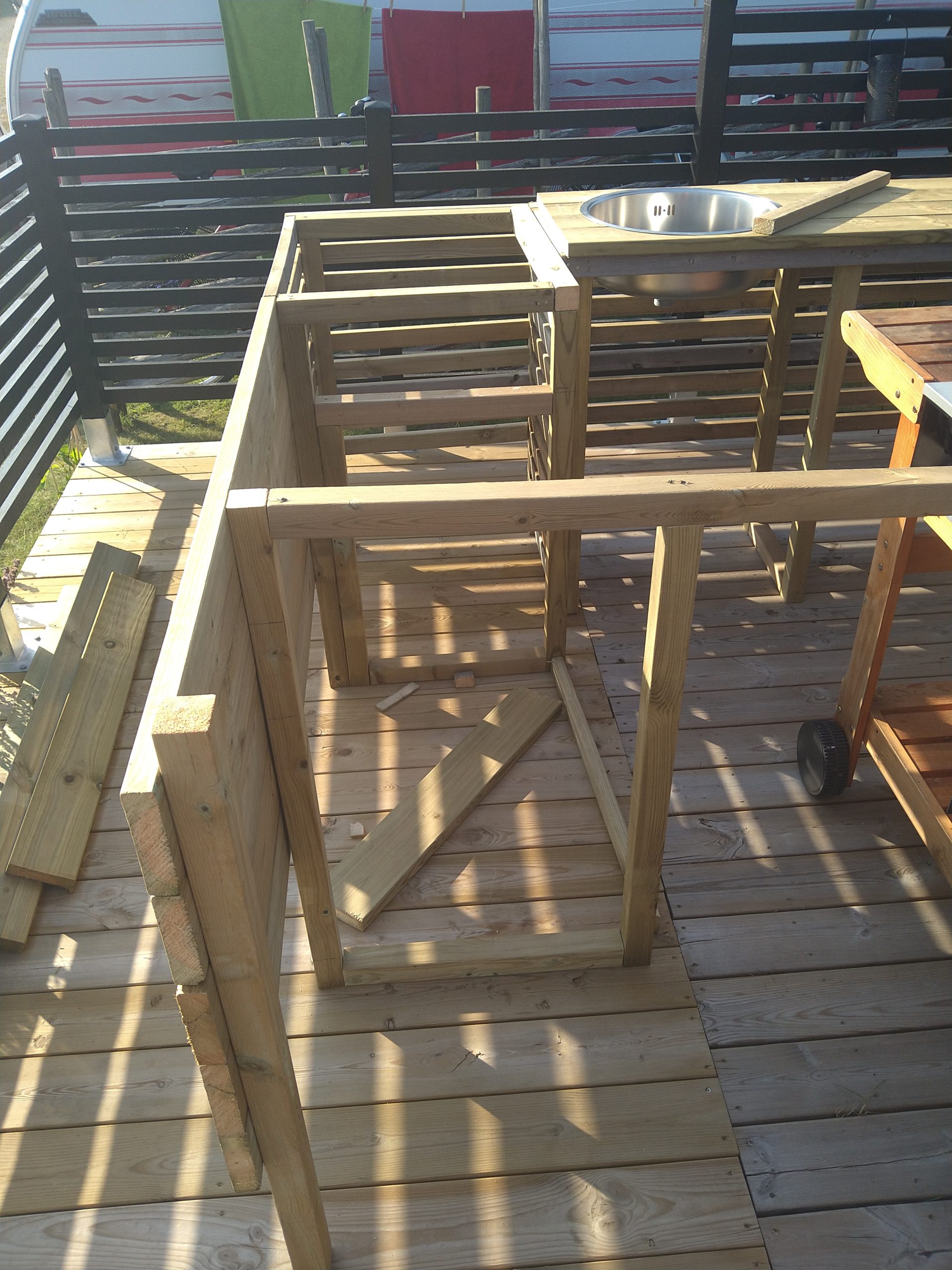 Enkelt utekjøkken med grill og vask