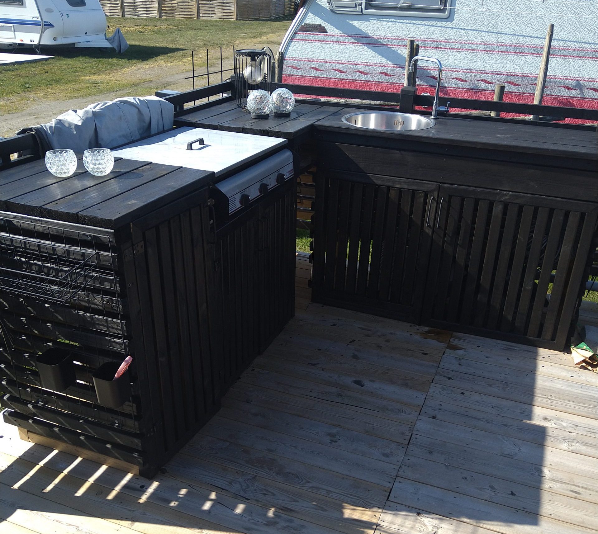 Yksinkertainen kesäkeittiö grillillä ja tiskialtaalla