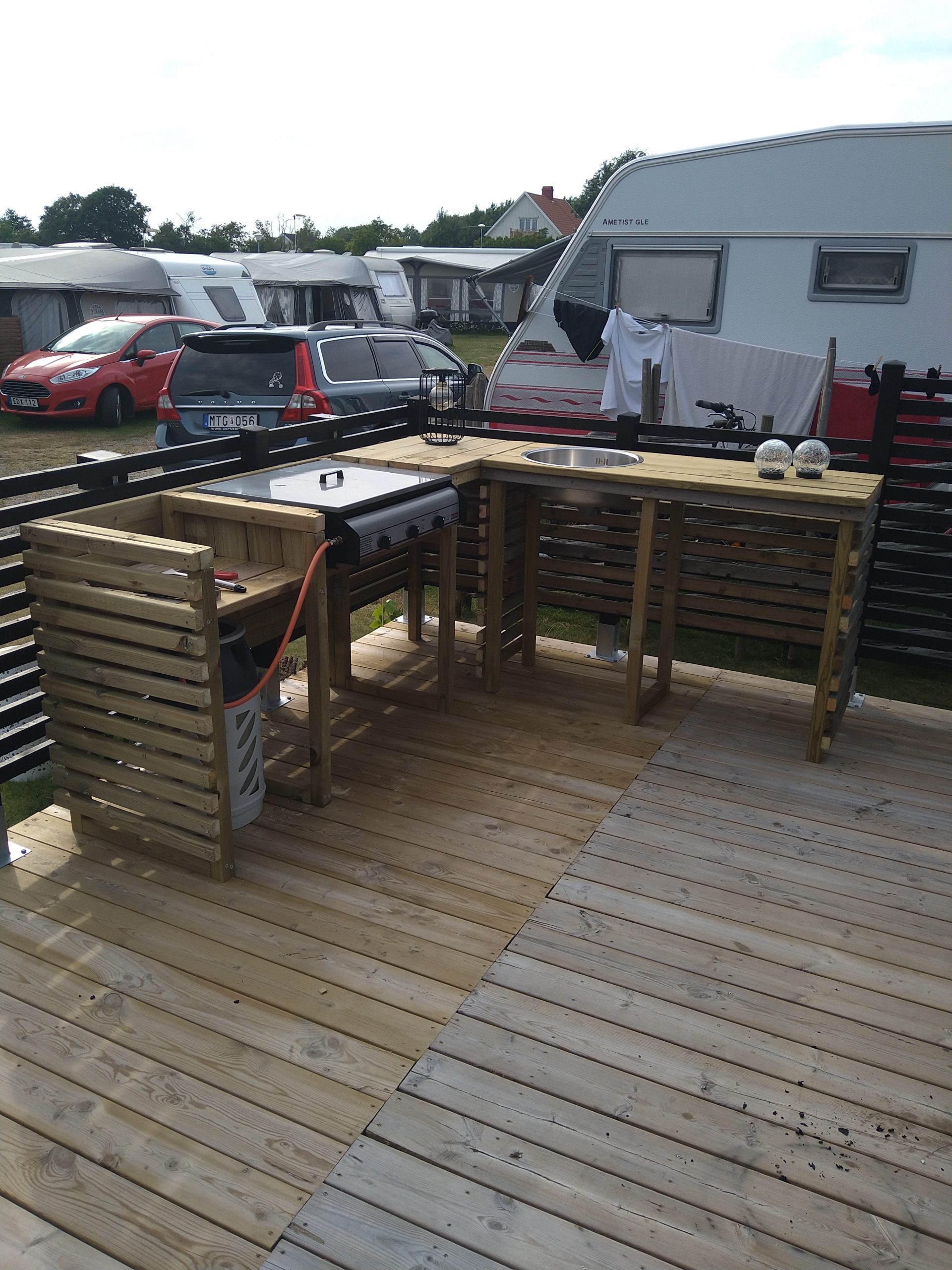 Enkelt utekjøkken med grill og vask