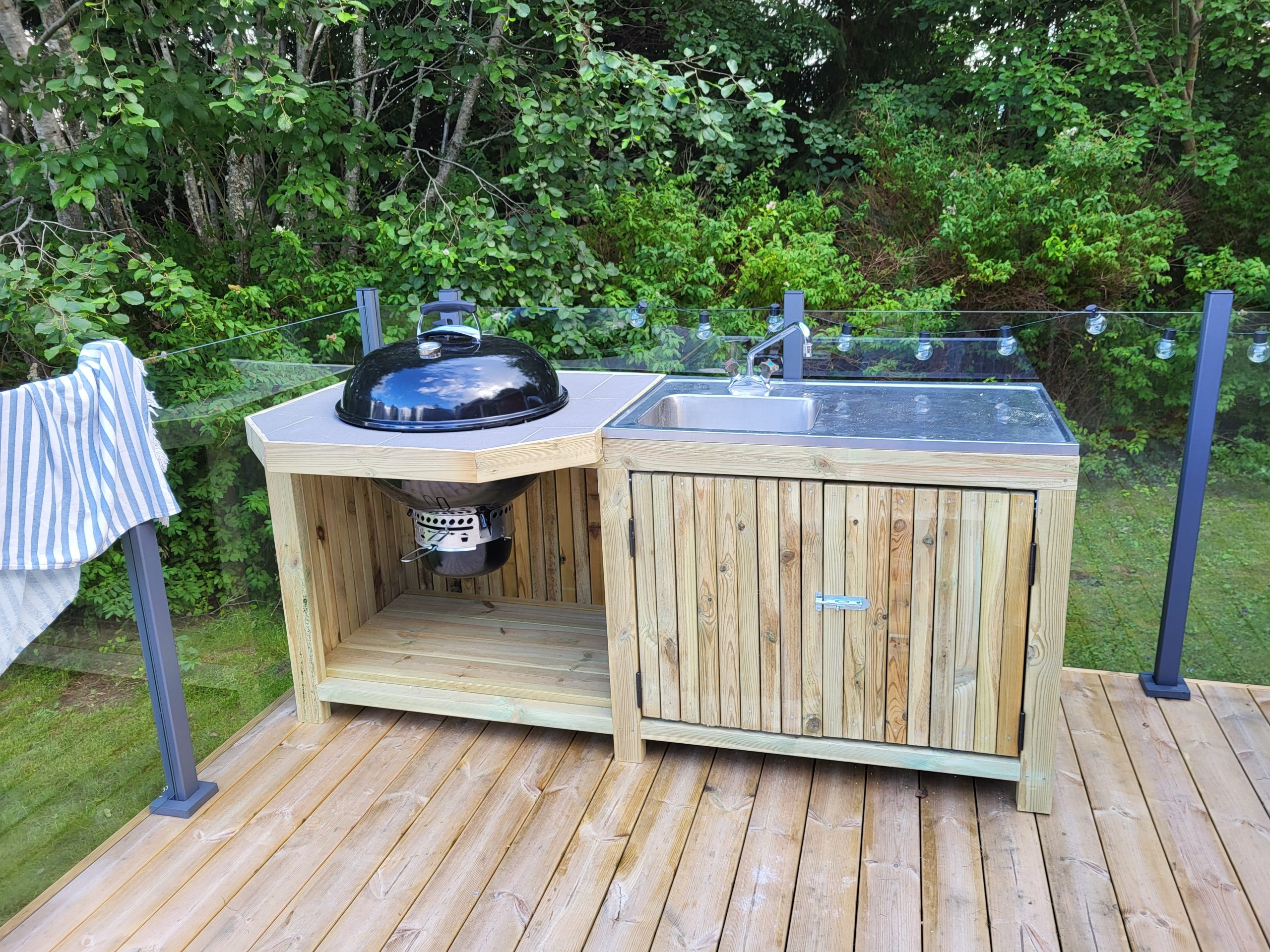 Utekjøkken med stålbenkeplate og grill