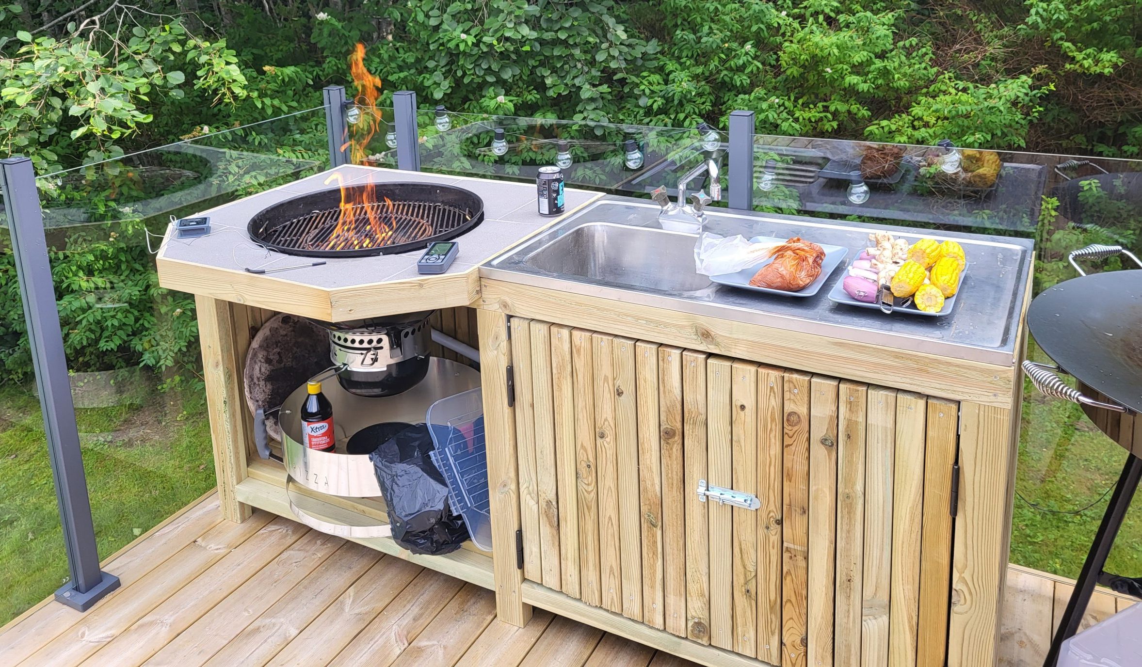 Utekjøkken med stålbenkeplate og grill