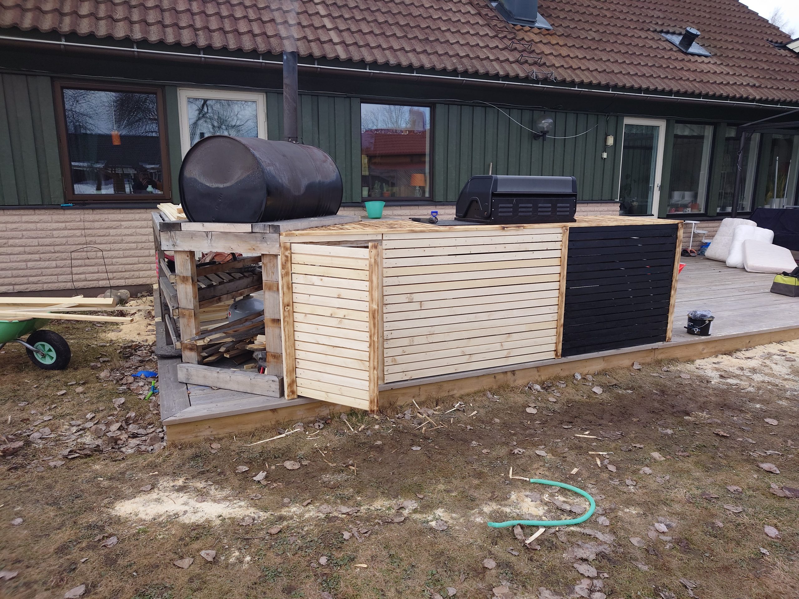 Utekjøkken med svart listekledning