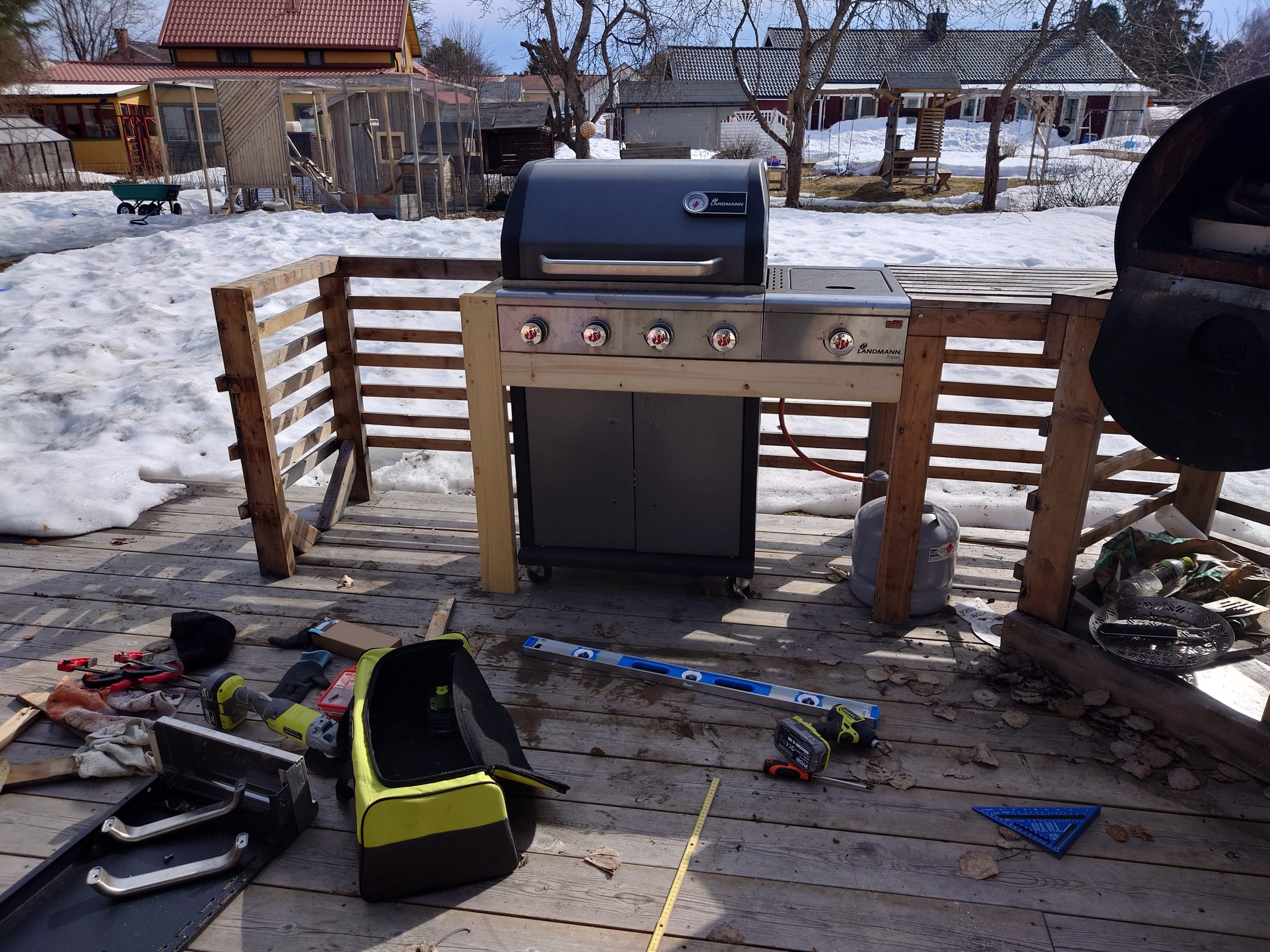 Utekjøkken med svart listekledning