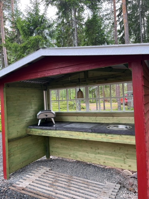 Overbygd utekjøkken med formstøpt benkeplate