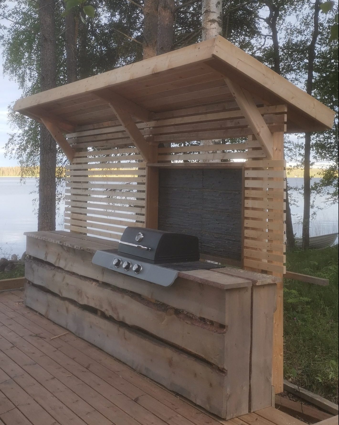 Grillikatos kierrätyspuusta