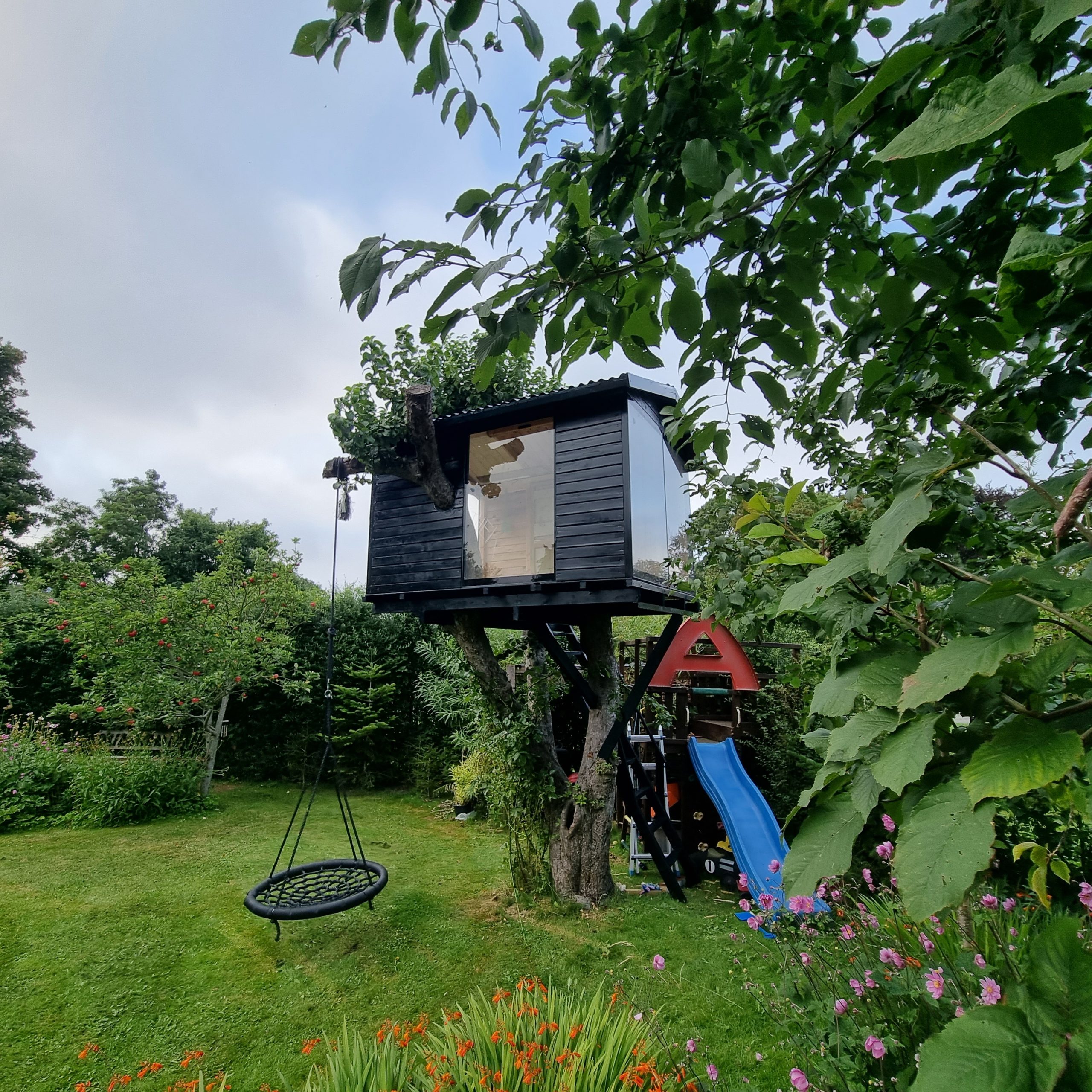 Träkoja som trädkoja