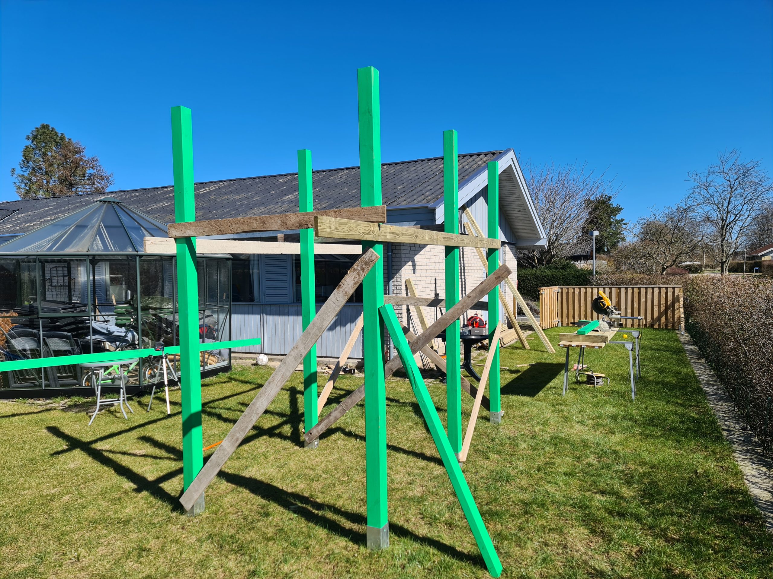 Leketårn med klatrevegg