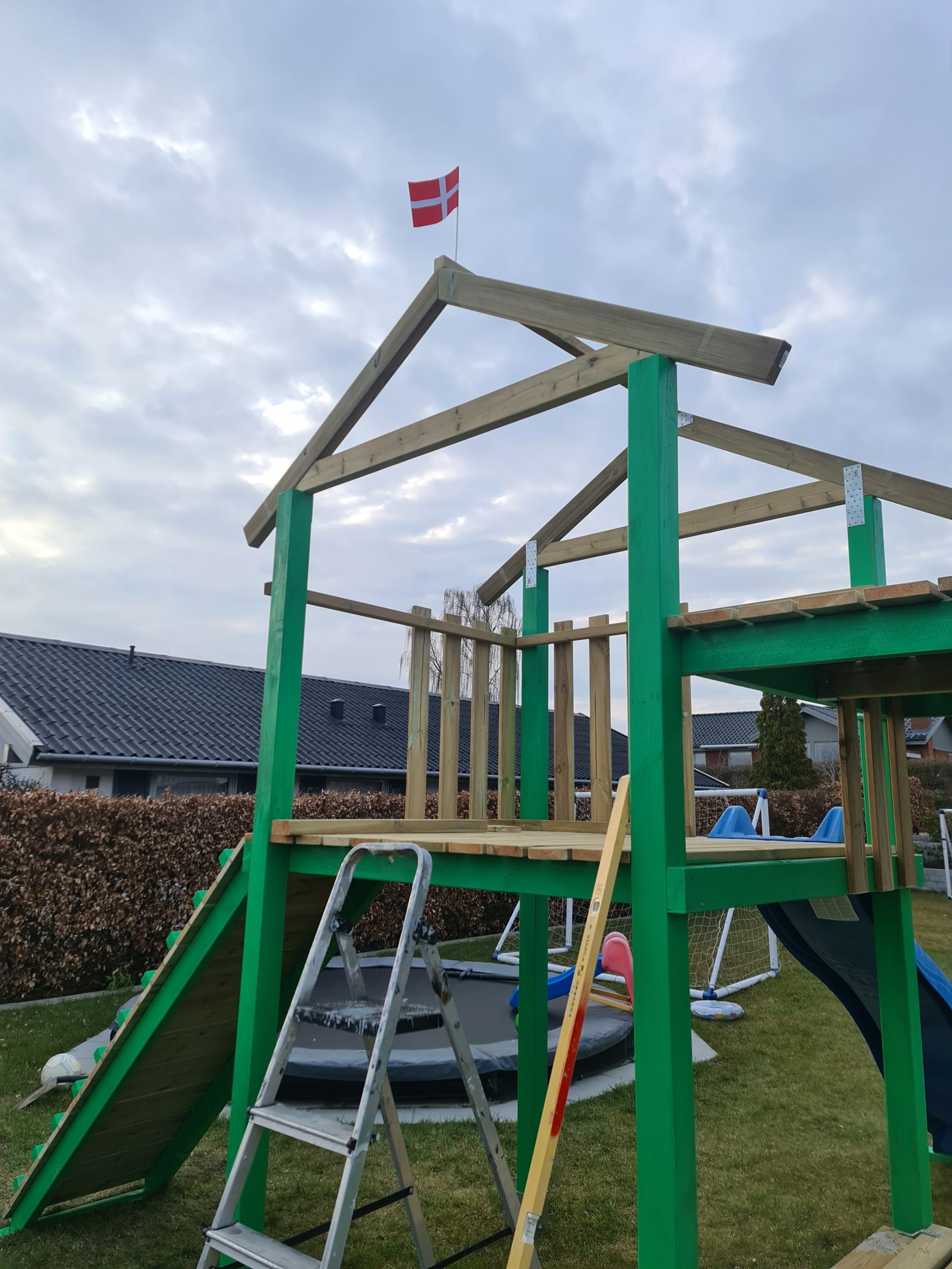 Leketårn med klatrevegg