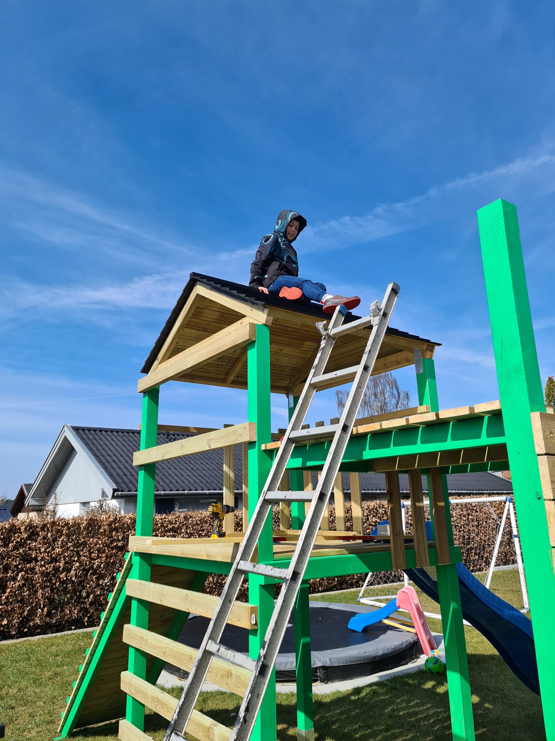 Leketårn med klatrevegg