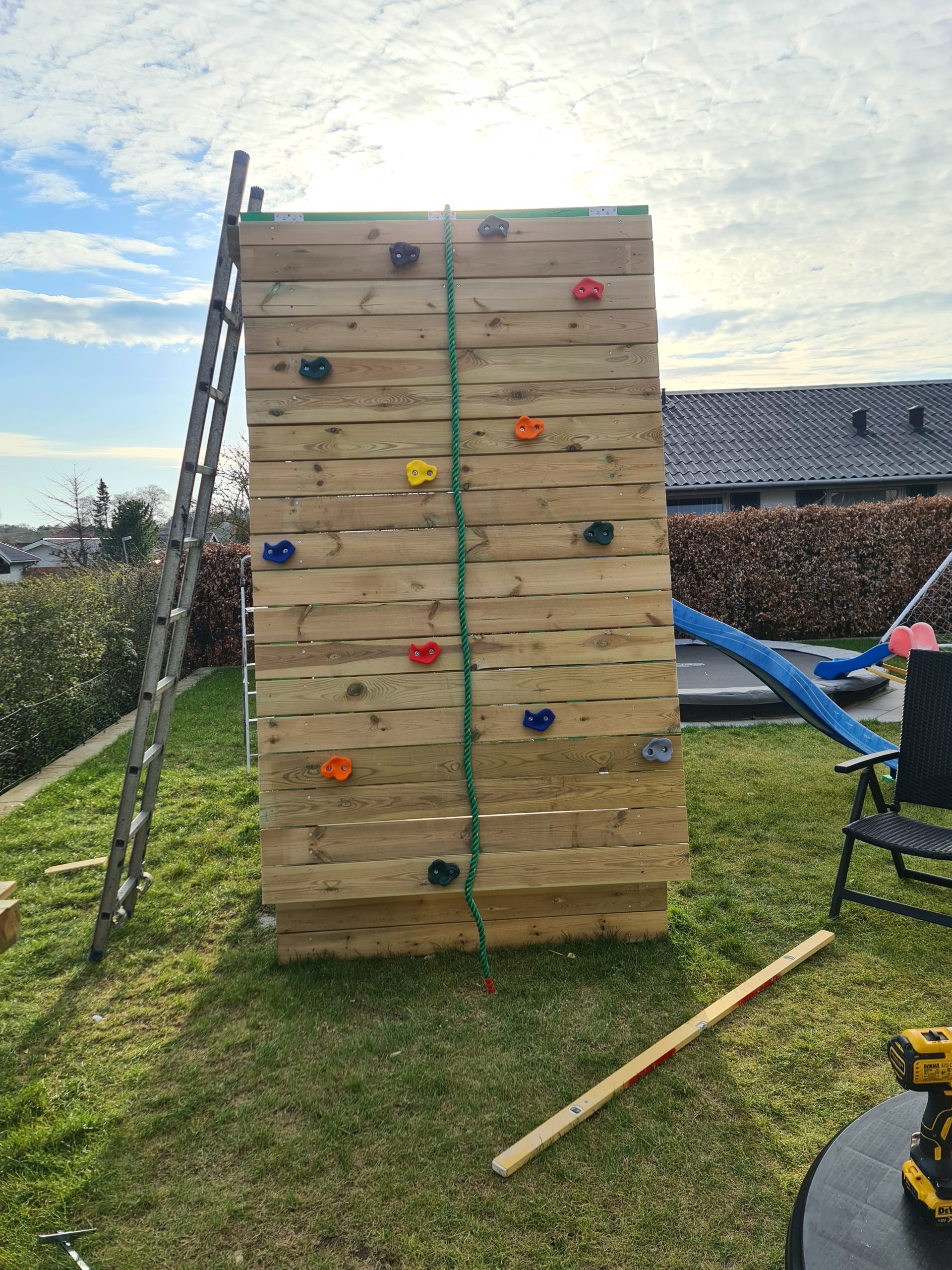 Leketårn med klatrevegg