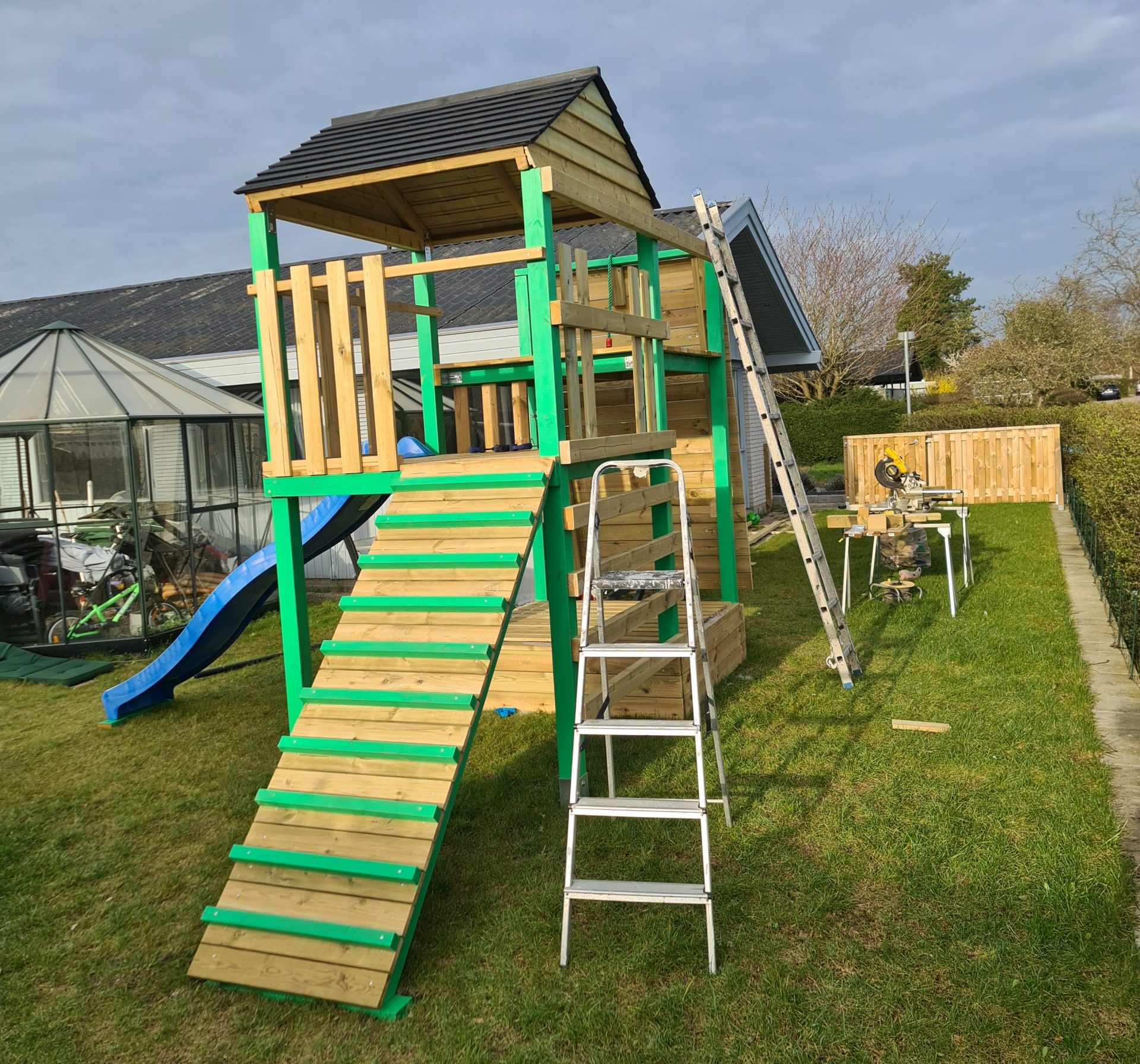 Legetårn med klatrevæg