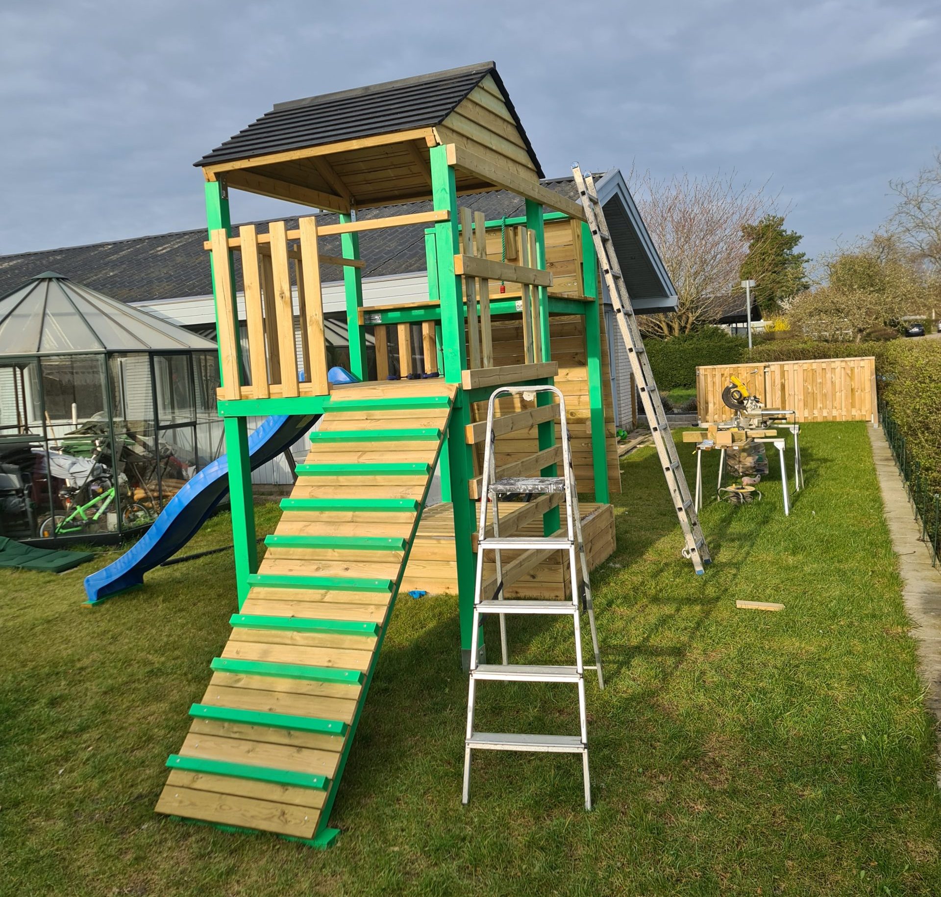 Leketårn med klatrevegg