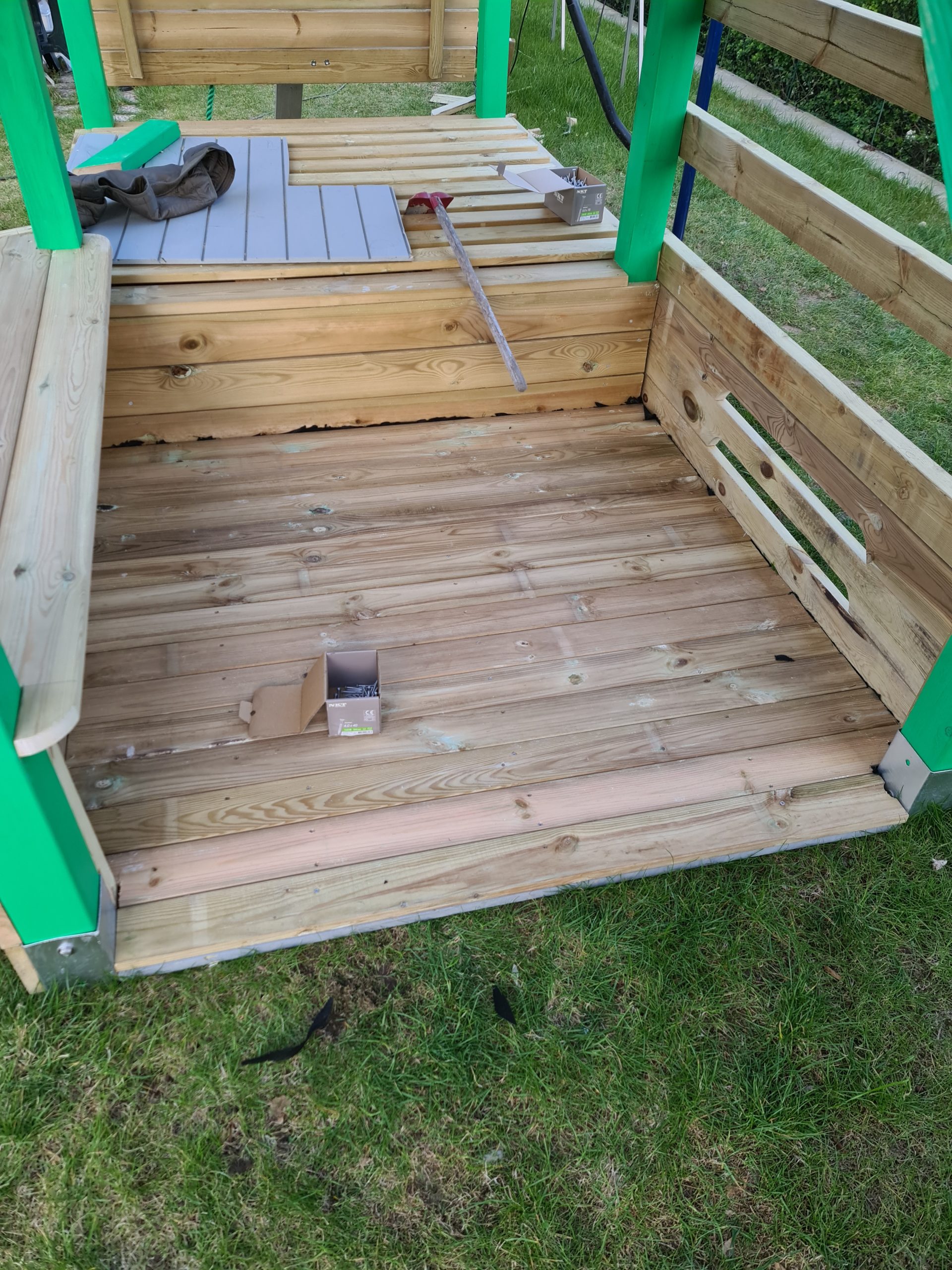 Leketårn med klatrevegg