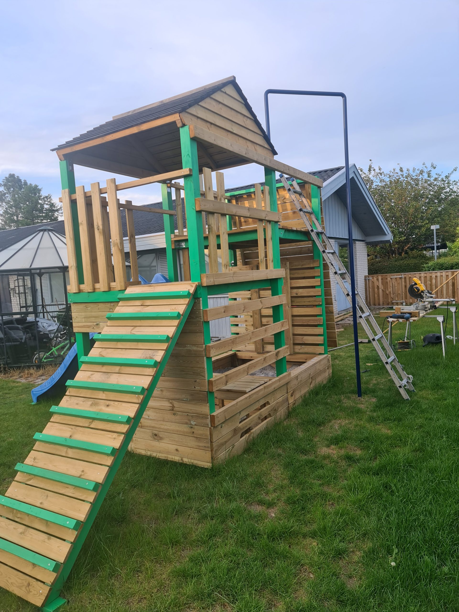 Leketårn med klatrevegg
