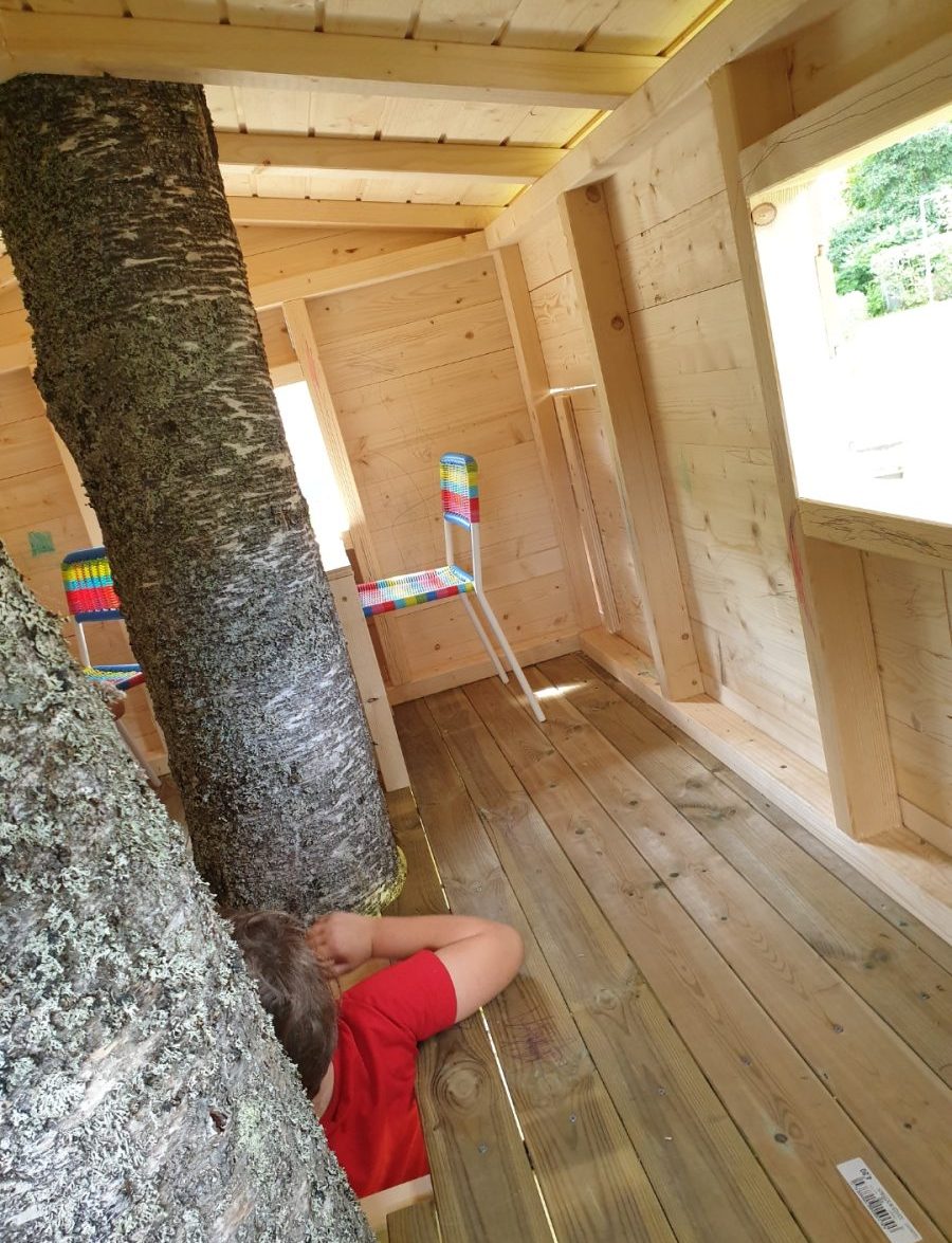 Træhytte med svævebane