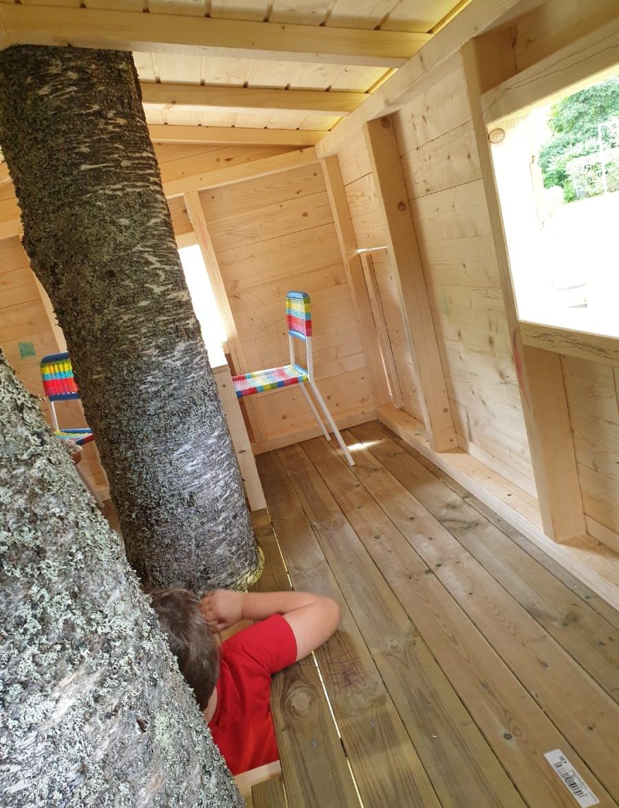 Träkoja med trädäck