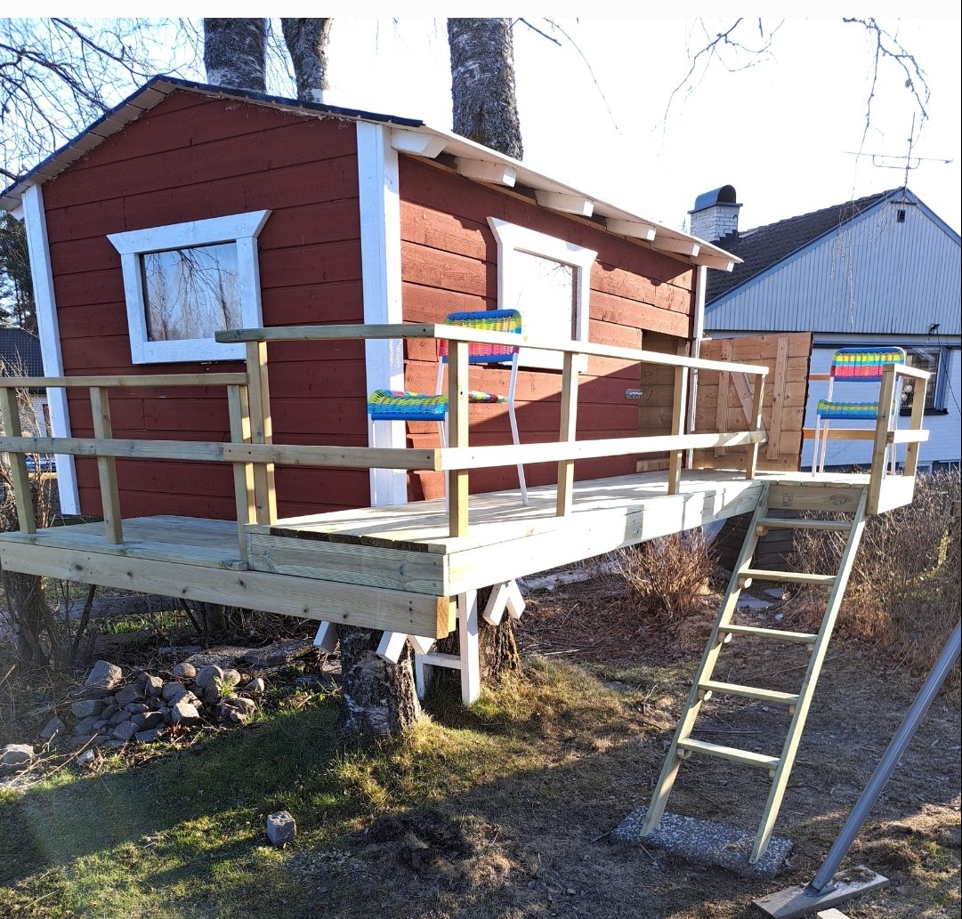 Træhytte med svævebane