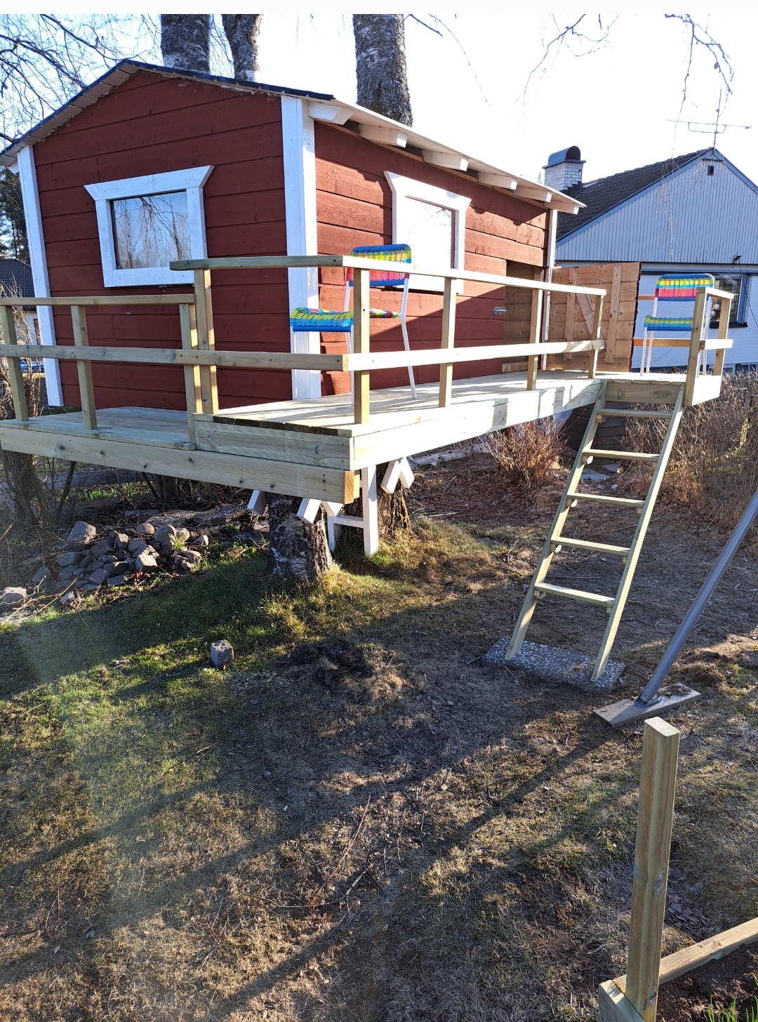 Träkoja med trädäck