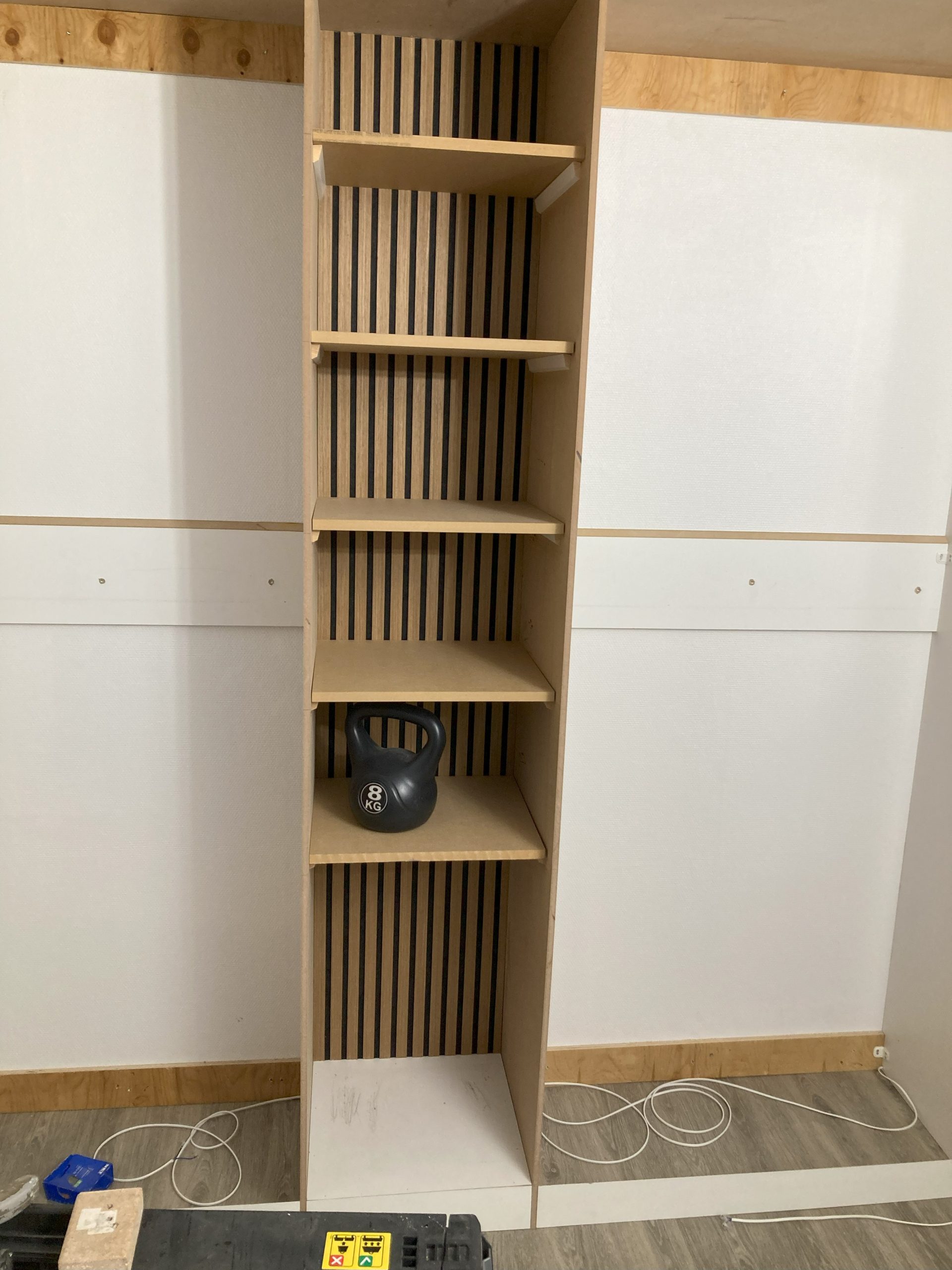 Klap op senge skjult bag plakater