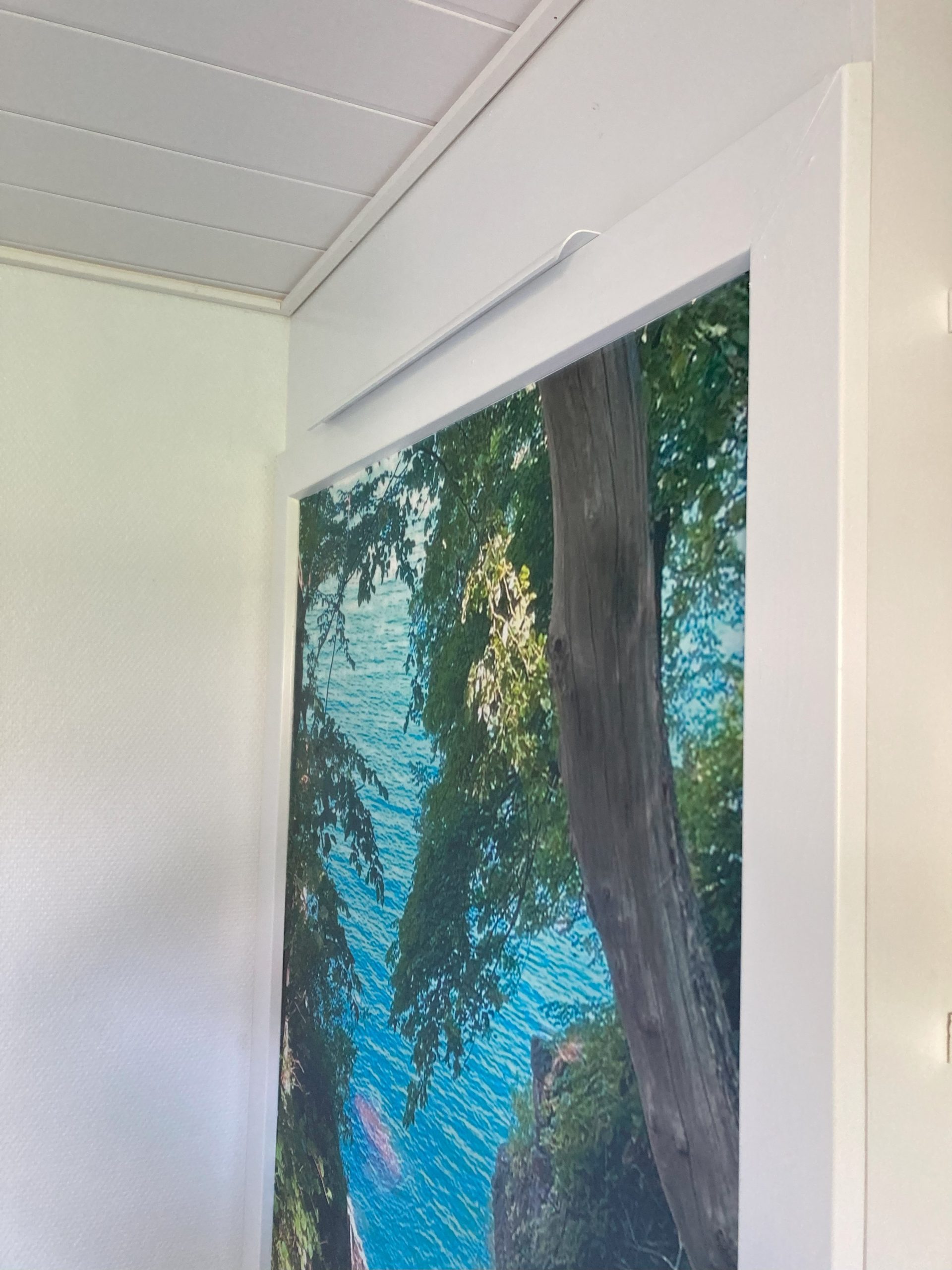 Klap op senge skjult bag plakater