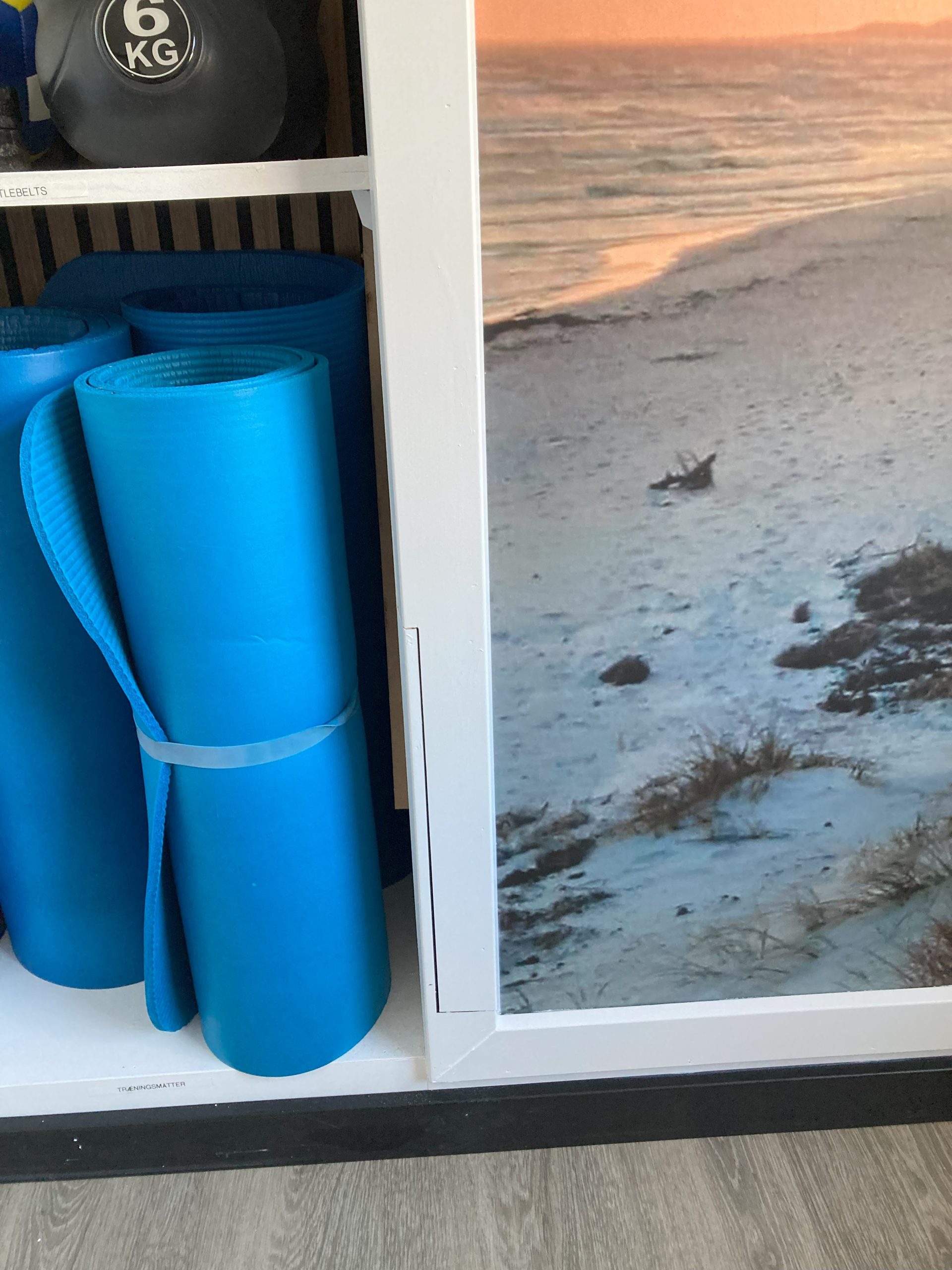 Klap op senge skjult bag plakater