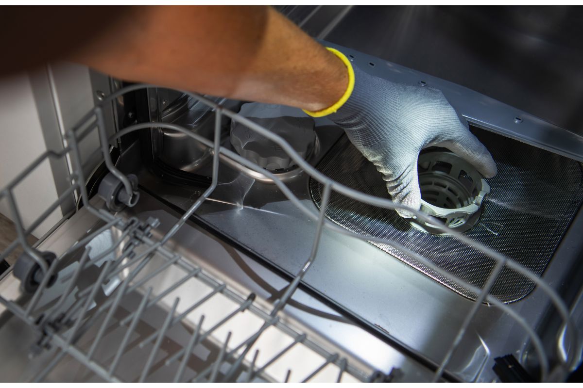 Rengjøring av filteret i oppvaskmaskinen.