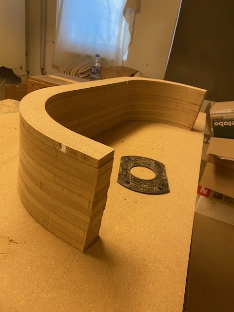 Tremmeseng med justerbar bund