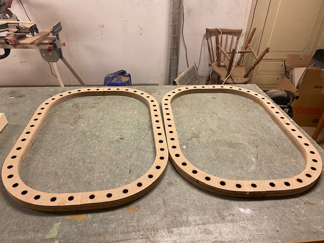 Tremmeseng med justerbar bund