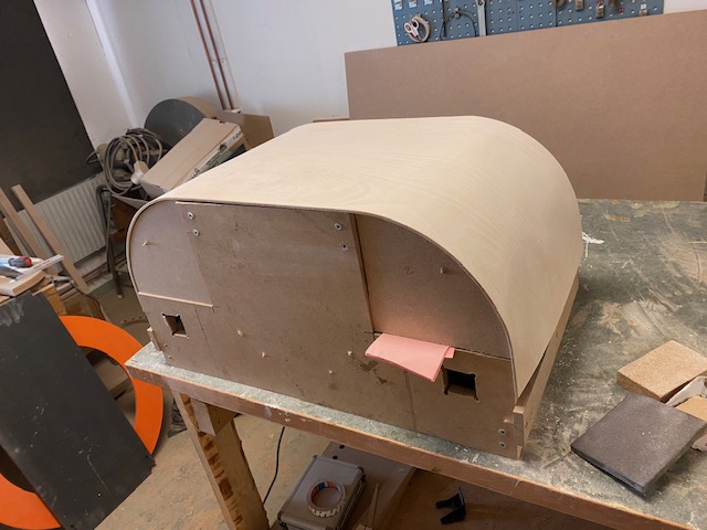 Tremmeseng med justerbar bund